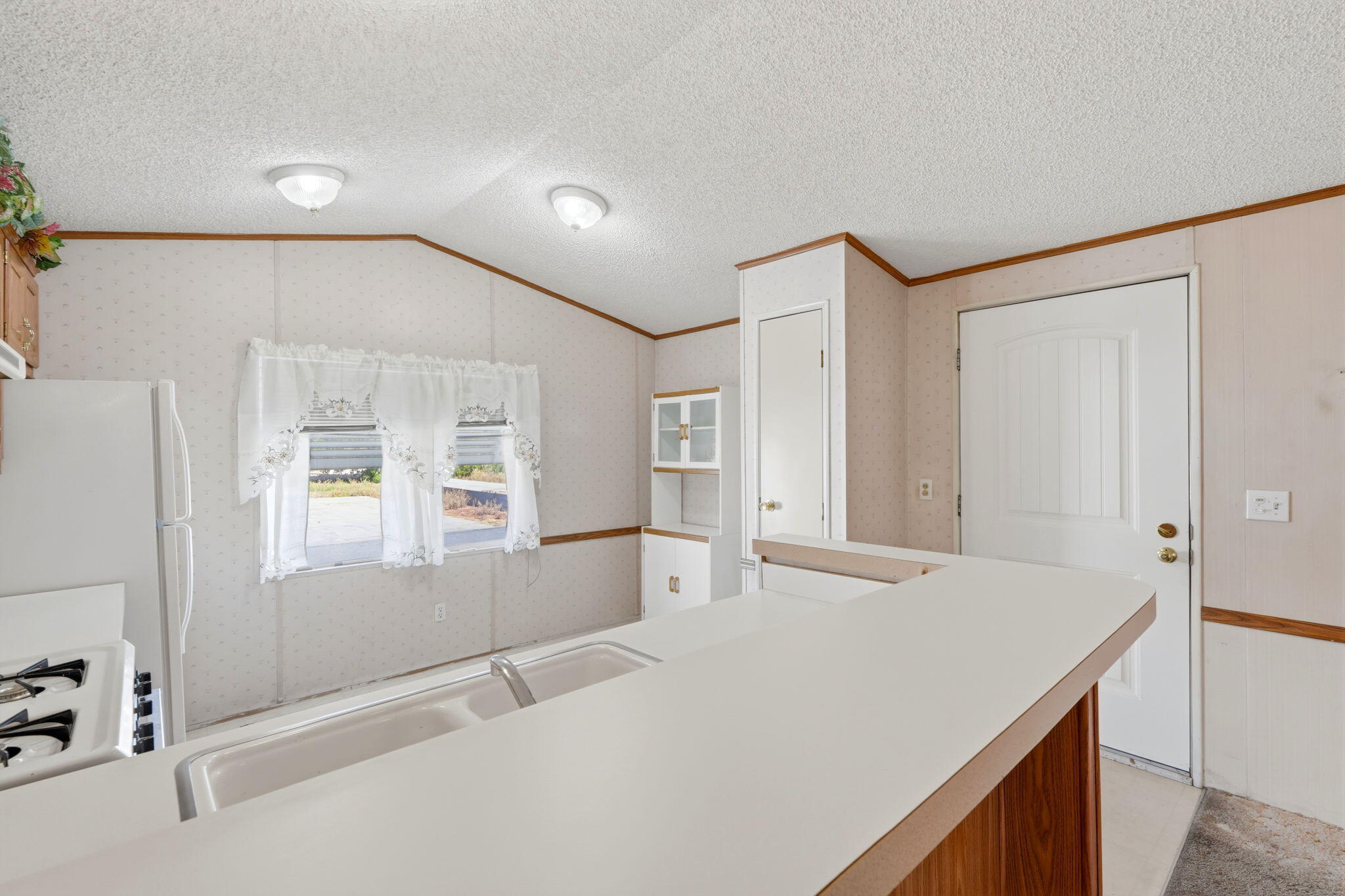 550 W Hermosa Street, 11