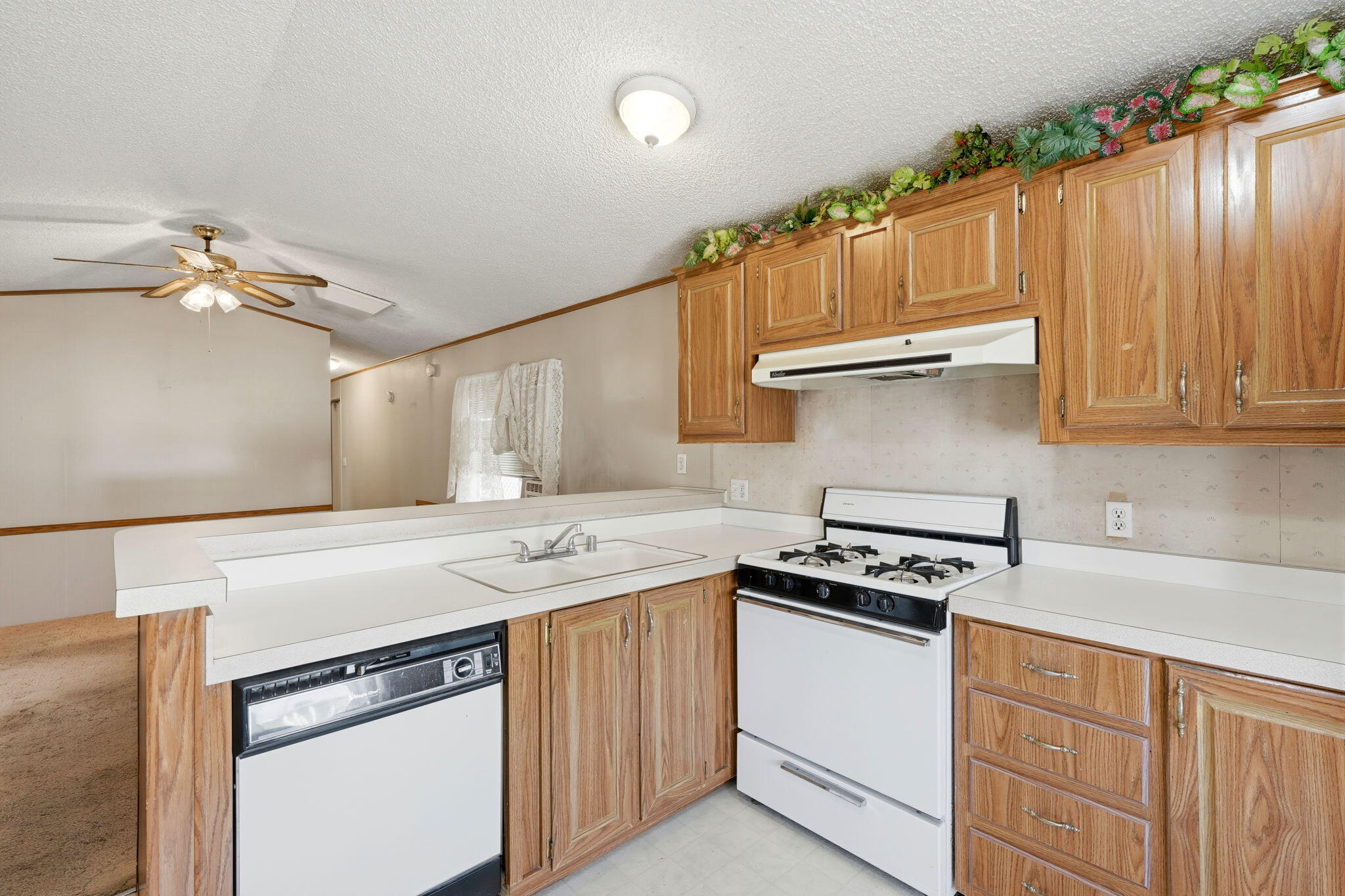 550 W Hermosa Street, 11
