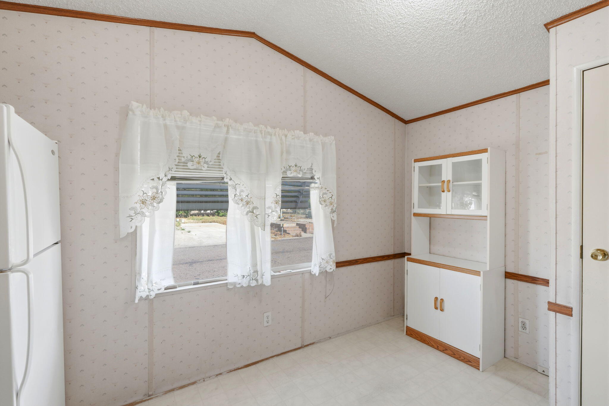550 W Hermosa Street, 11