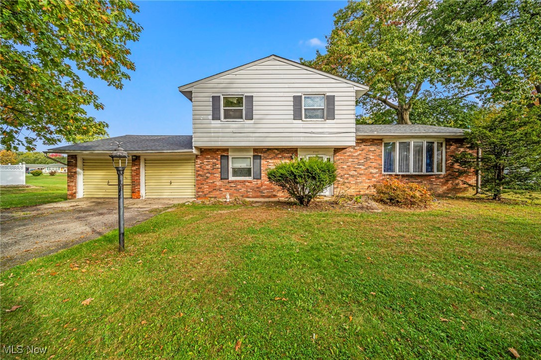 3335 N Maple Lane