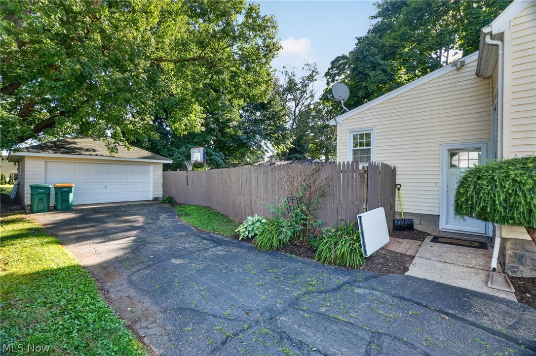 3912 Lake Road W