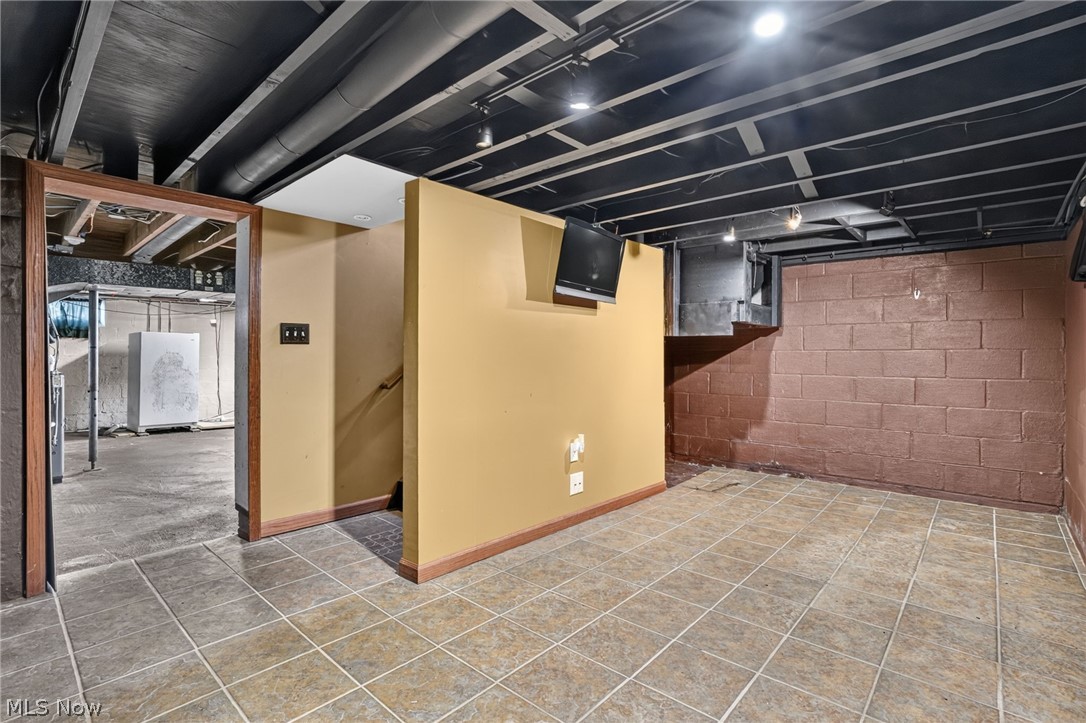 3912 Lake Road W