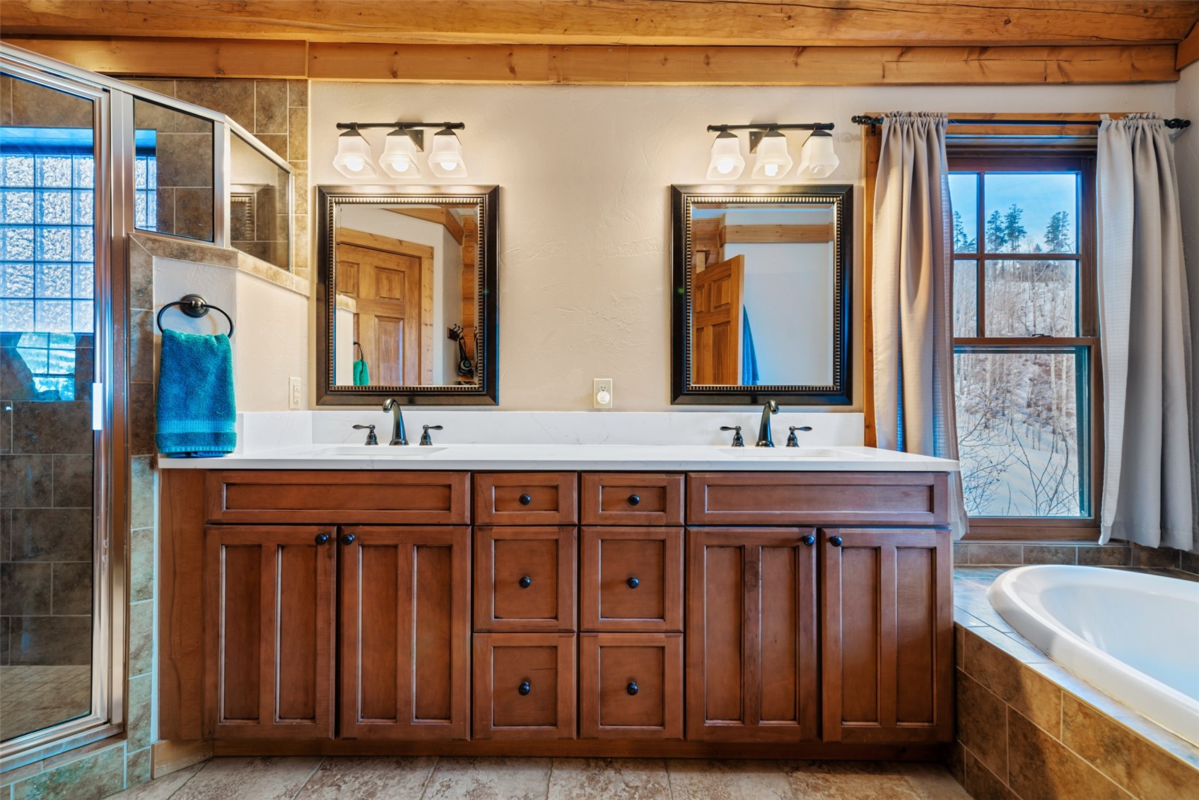 380 Black Hawk CIRCLE