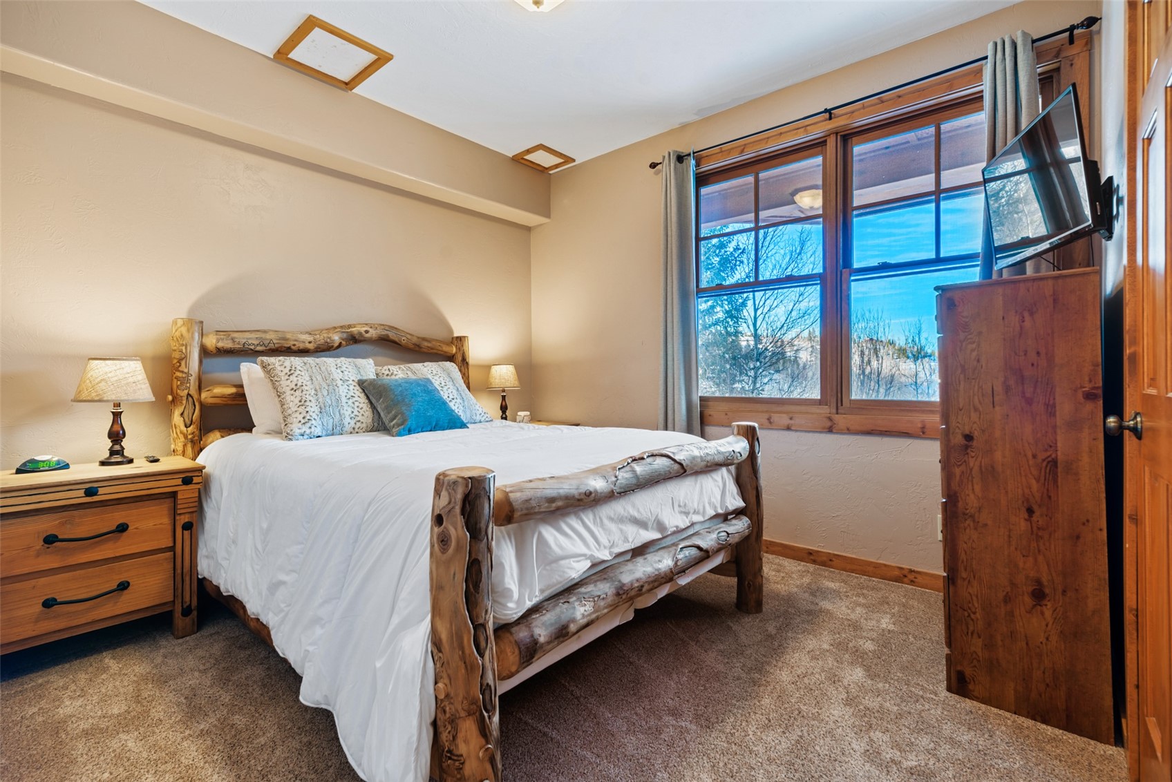 380 Black Hawk CIRCLE