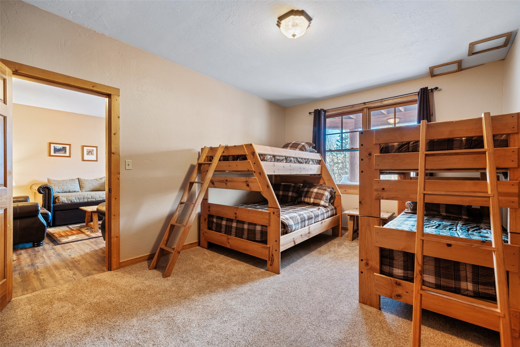 380 Black Hawk CIRCLE