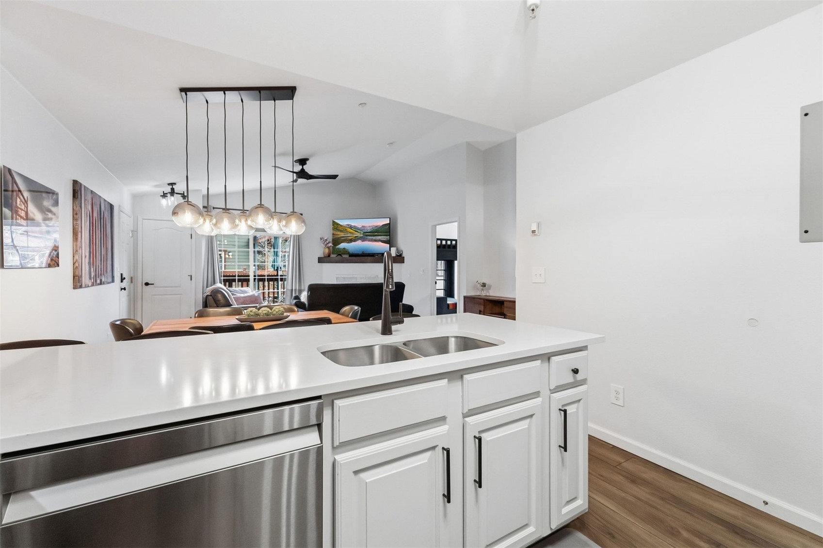 163 Pelican CIRCLE 1206