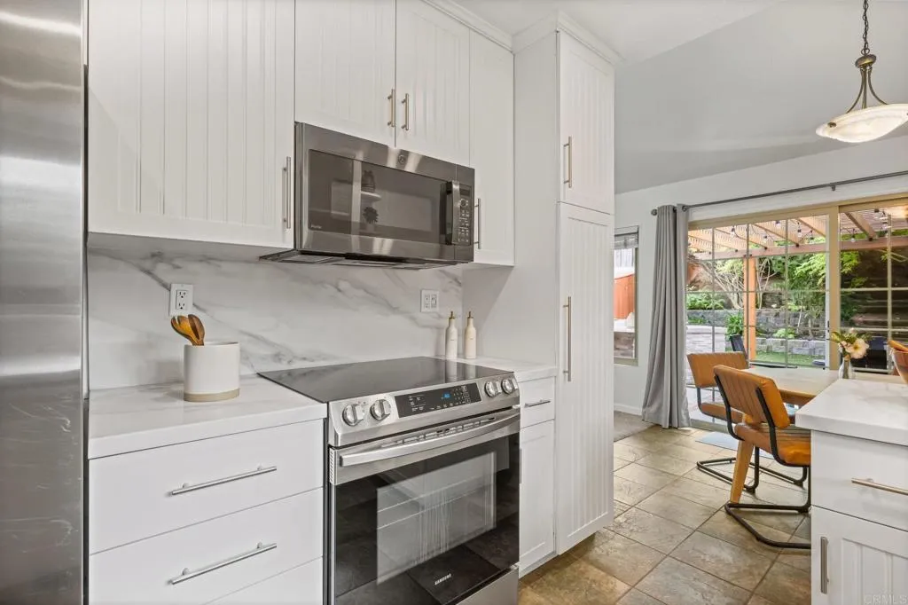 1505 Bridgeview Drive