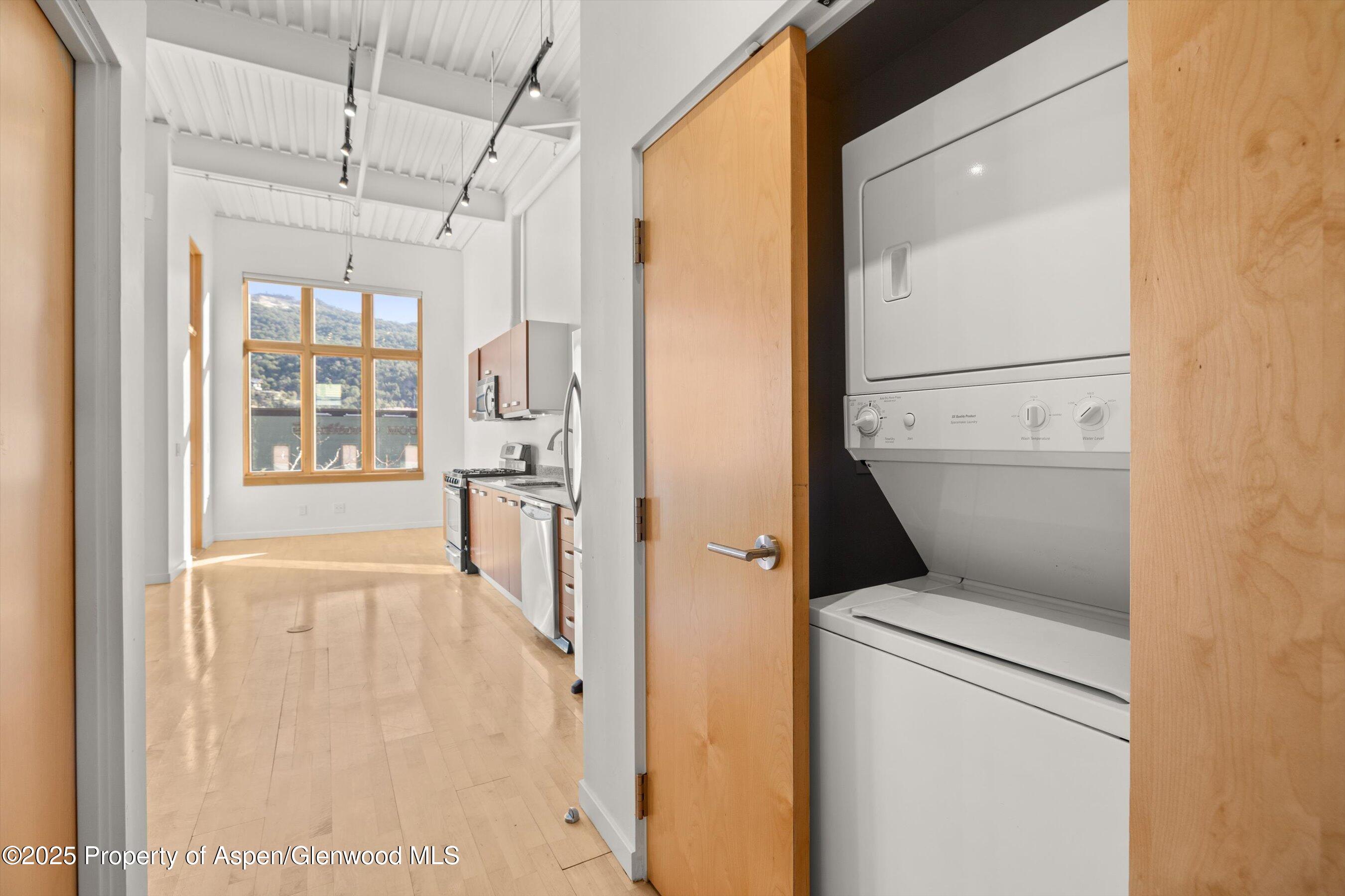 231 Robinson Street, 226