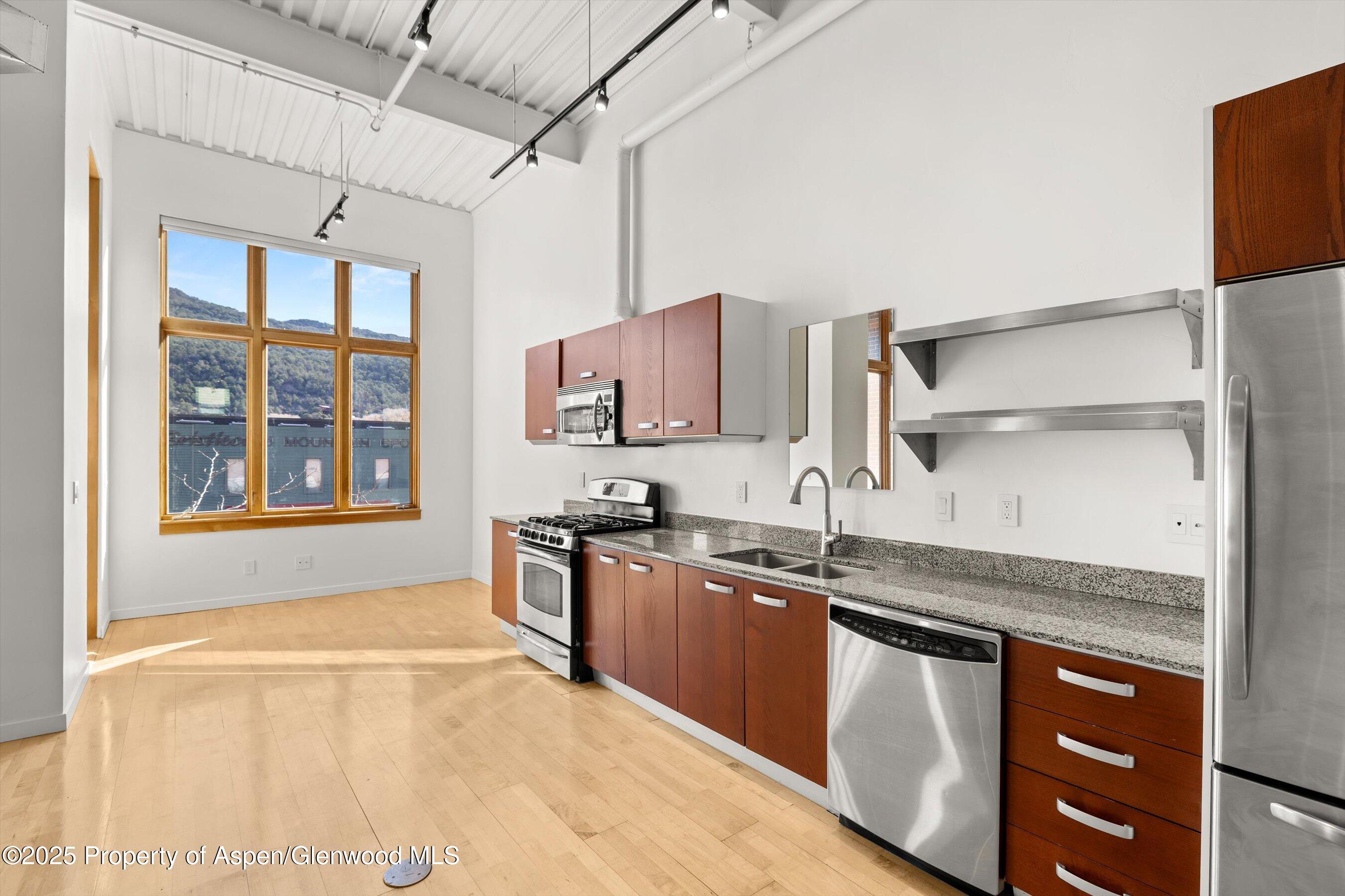 231 Robinson Street, 226