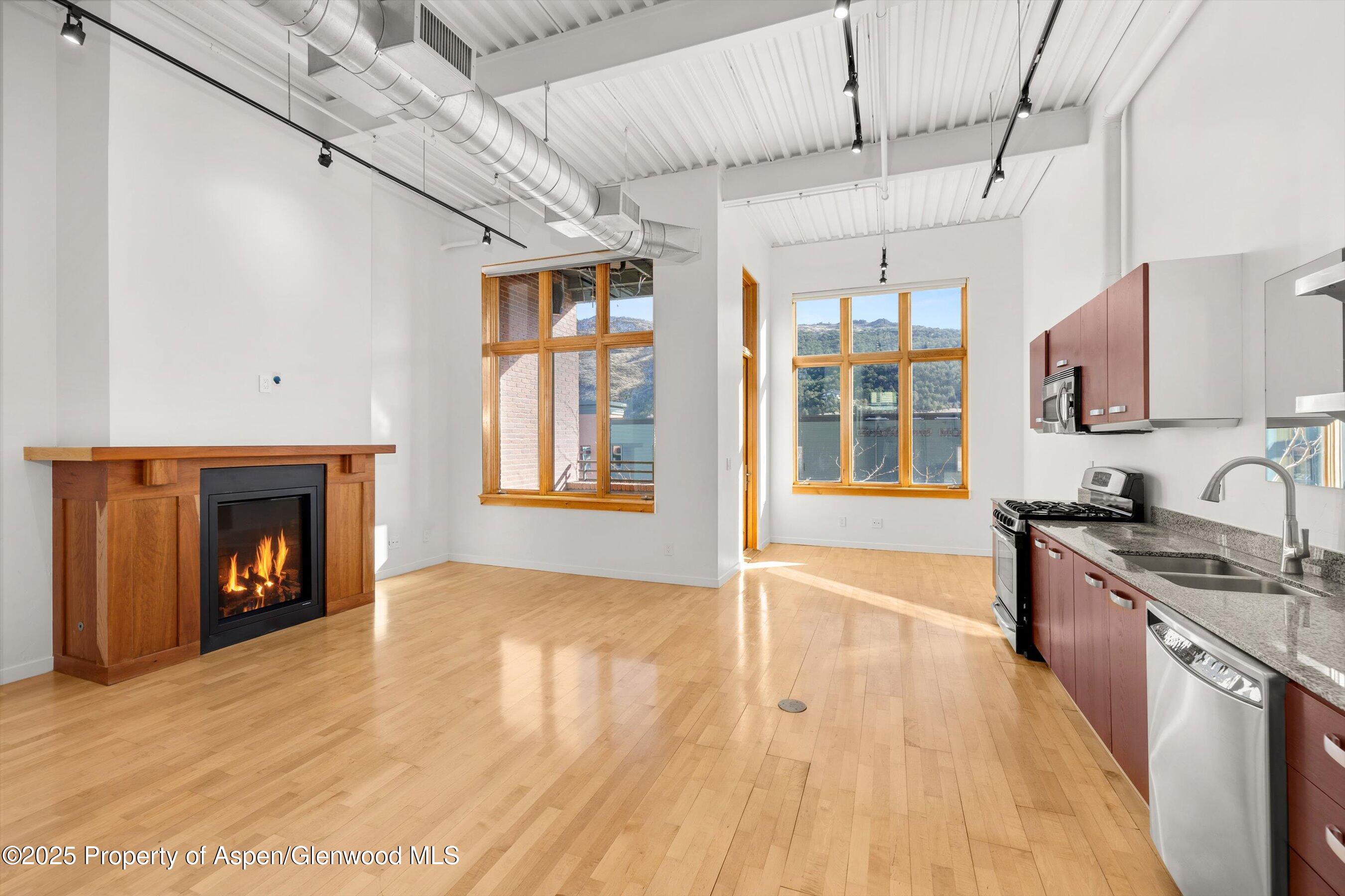 231 Robinson Street, 226