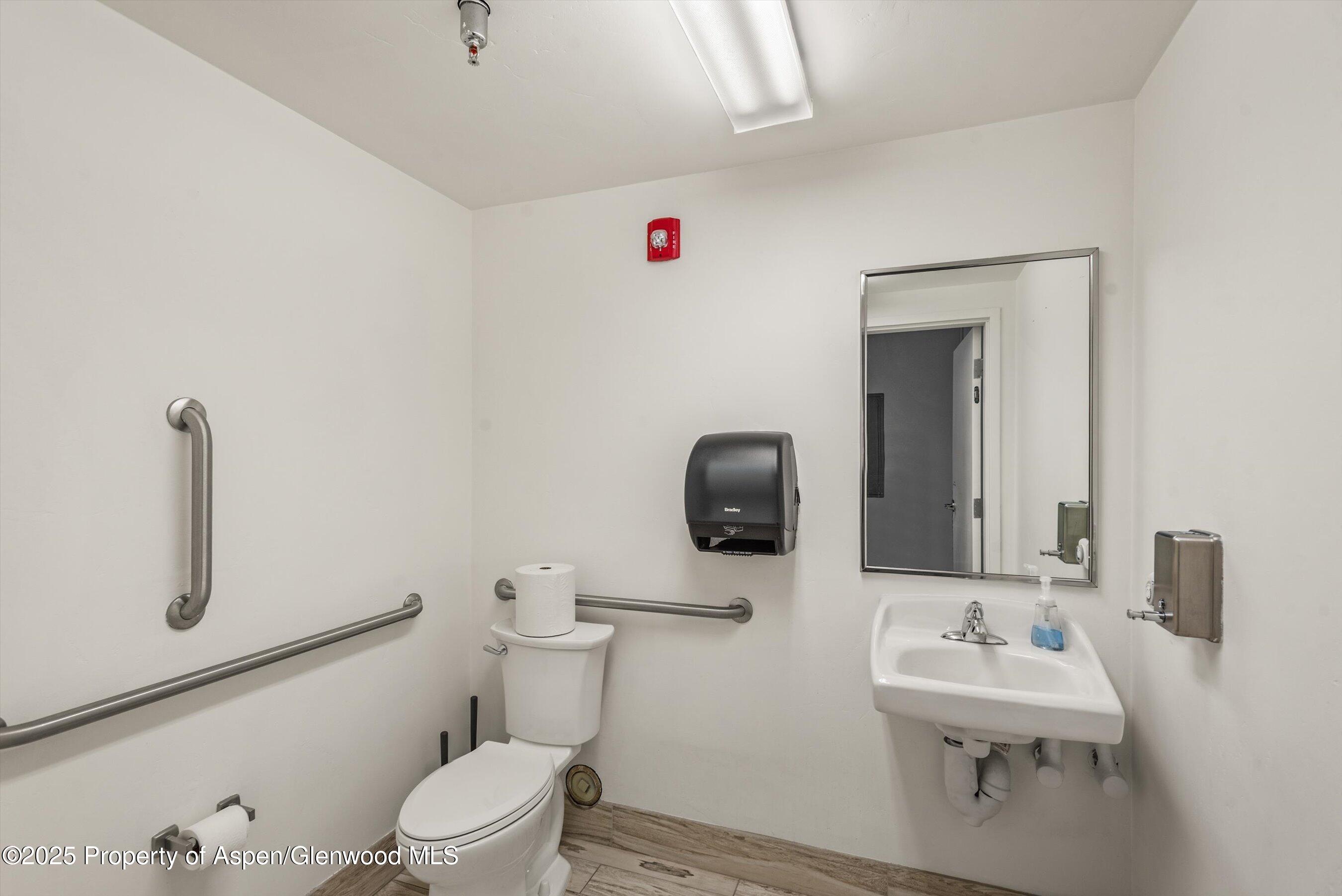 780 E Valley Road Road C126