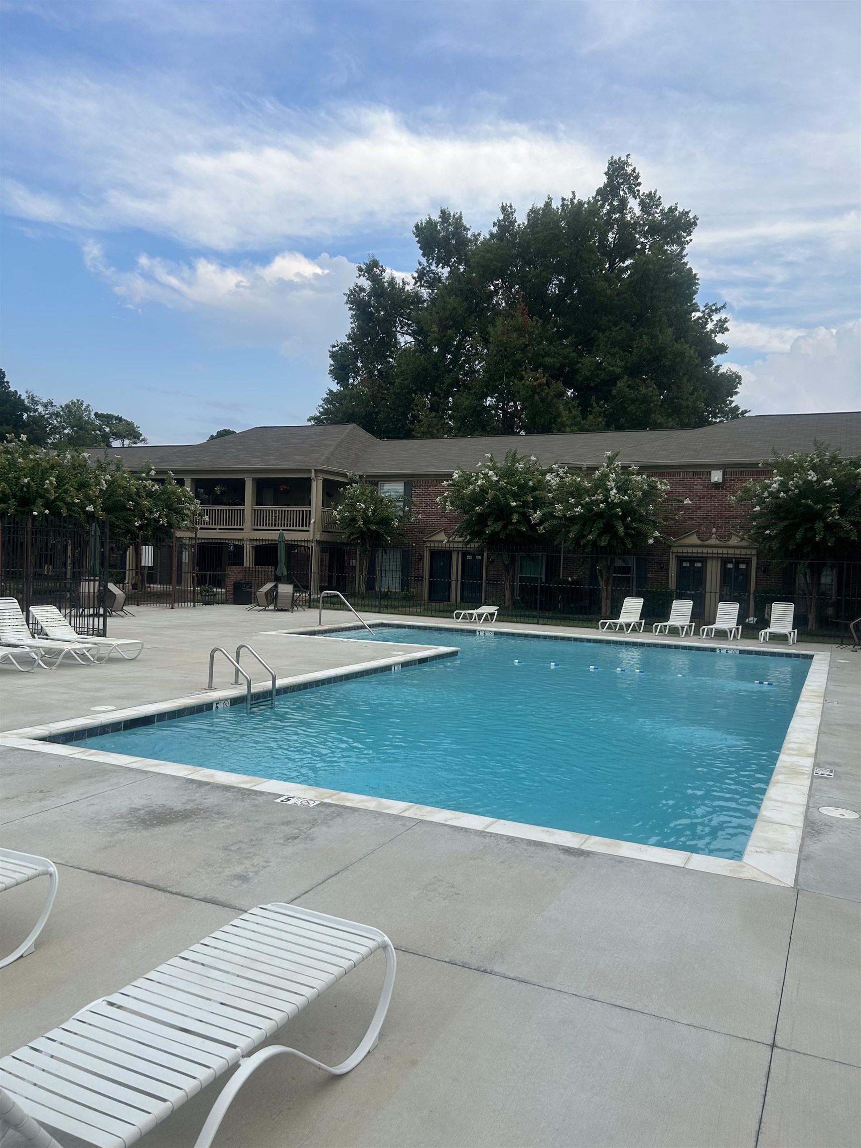 5882 ROXBURY DR Unit: 5882
