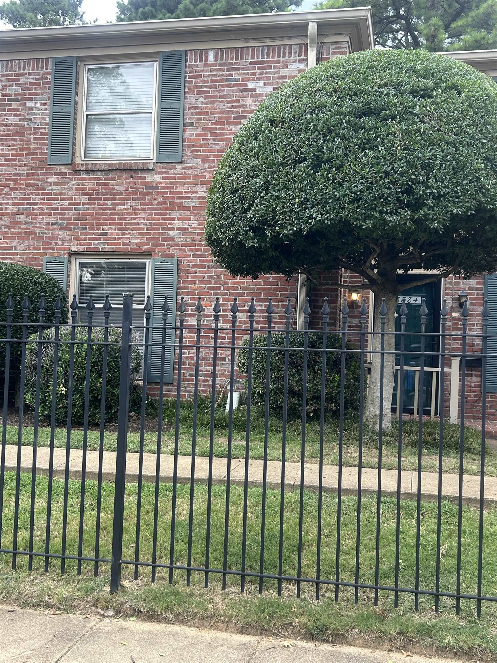 5882 ROXBURY DR Unit: 5882