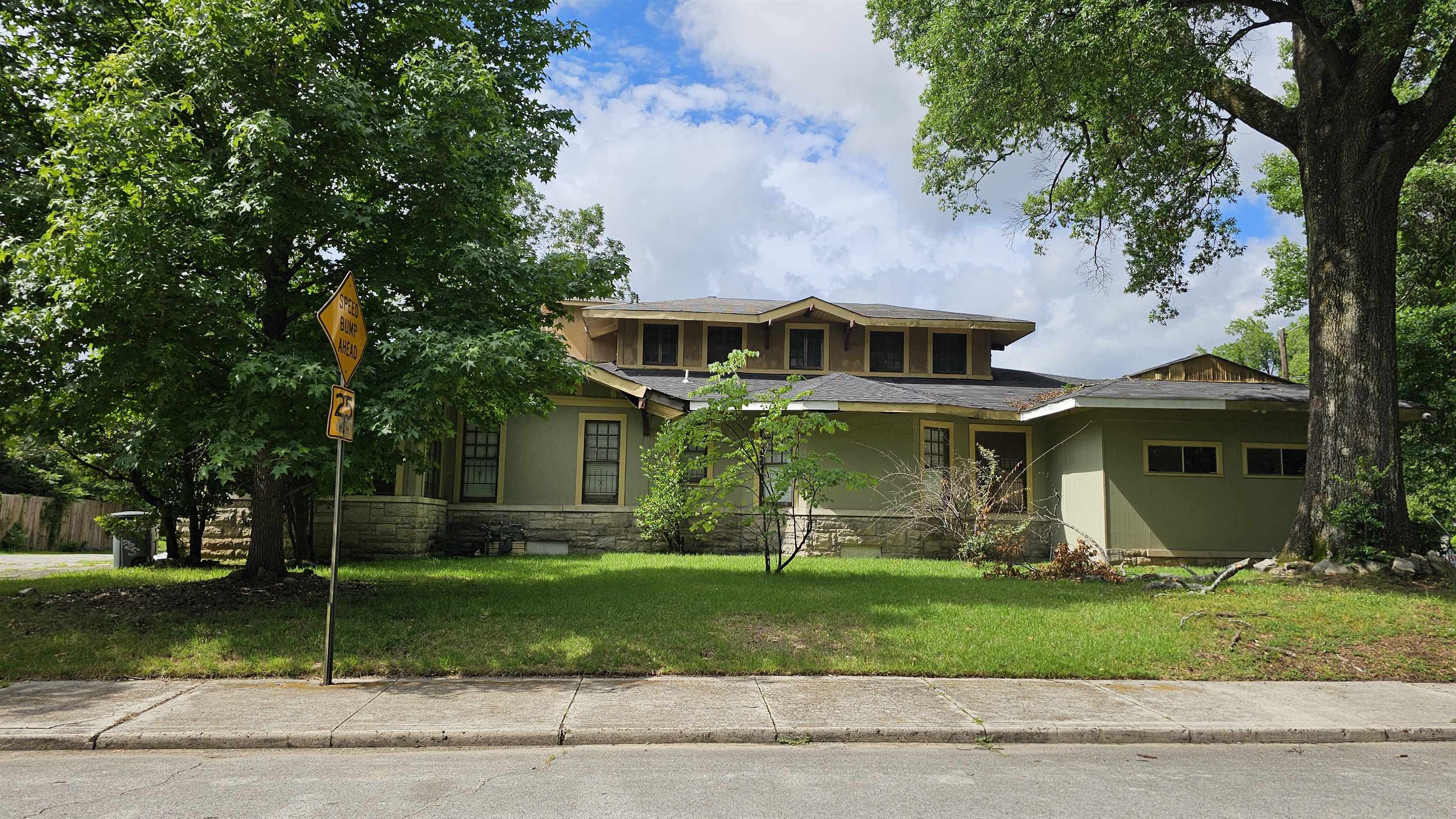 1293 LAMAR AVE