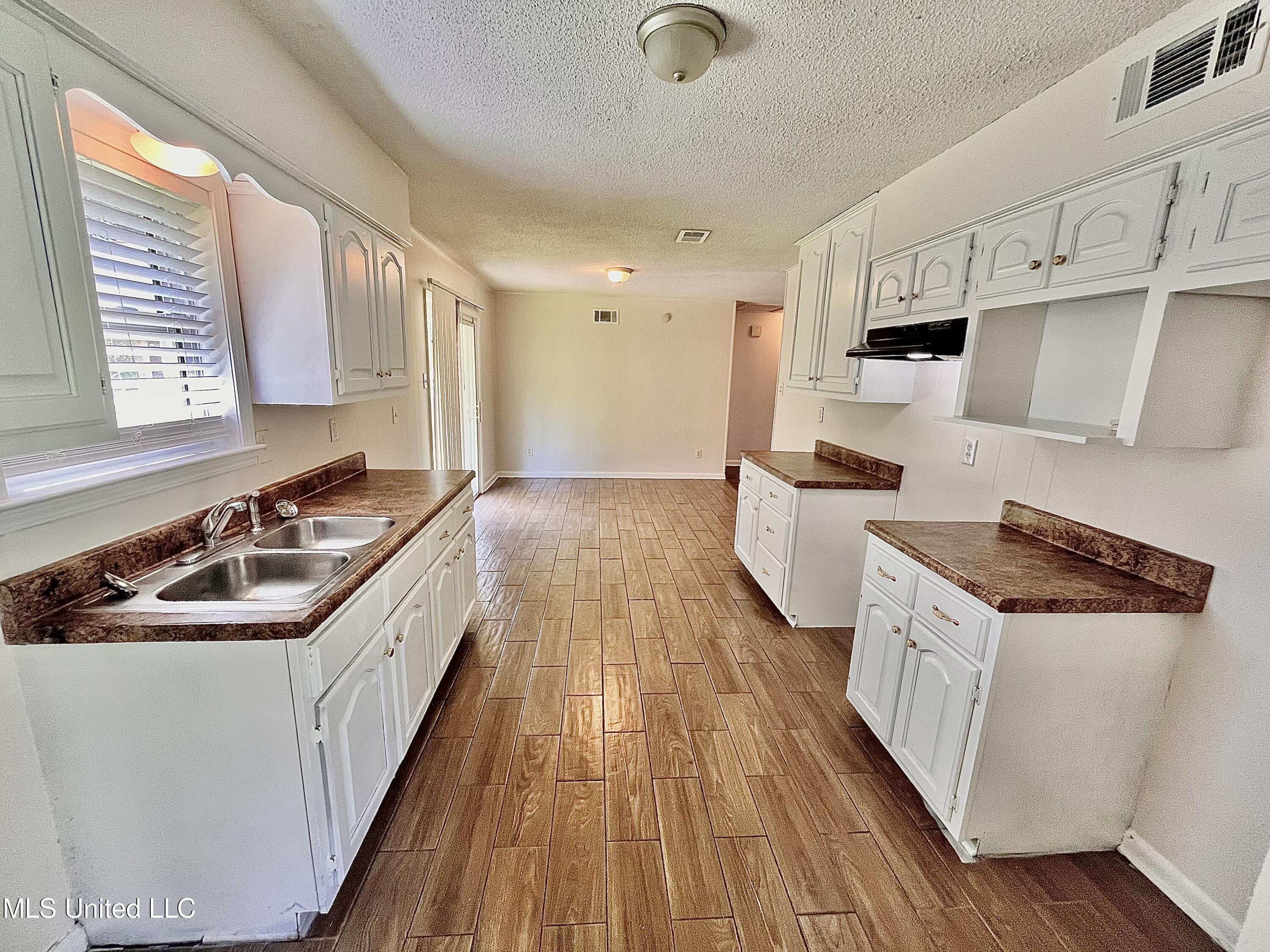 1595 Hickory Drive