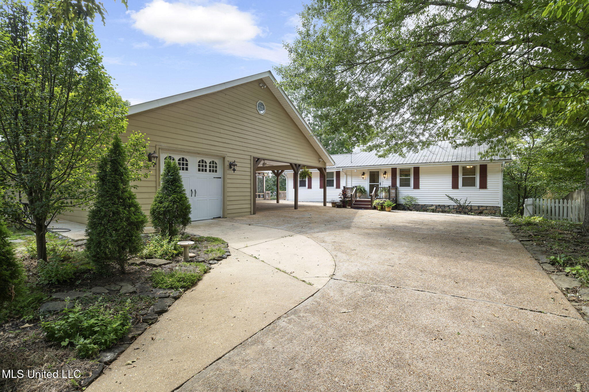 579 Snow Lake Drive Drive