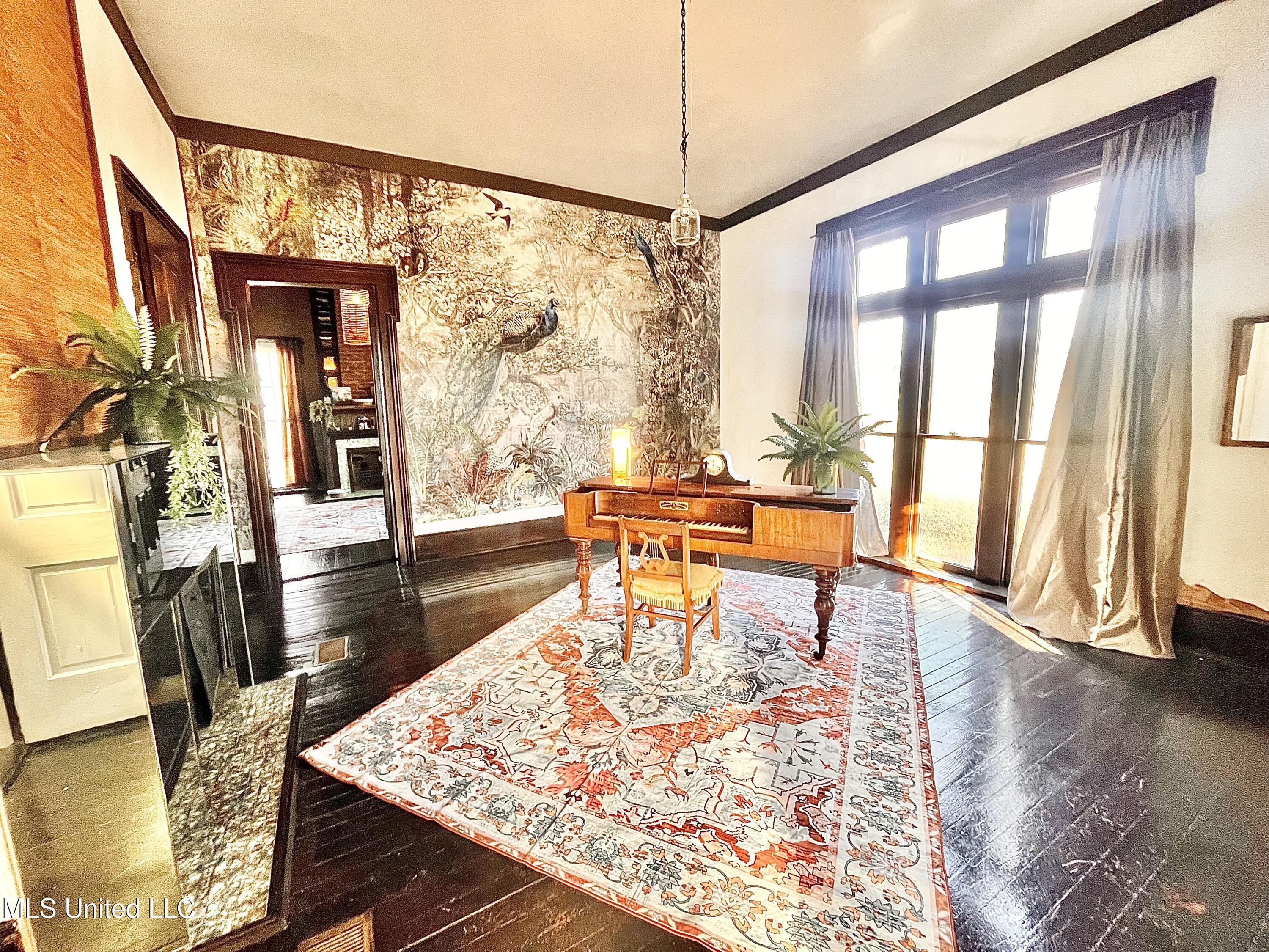 435 E College Avenue