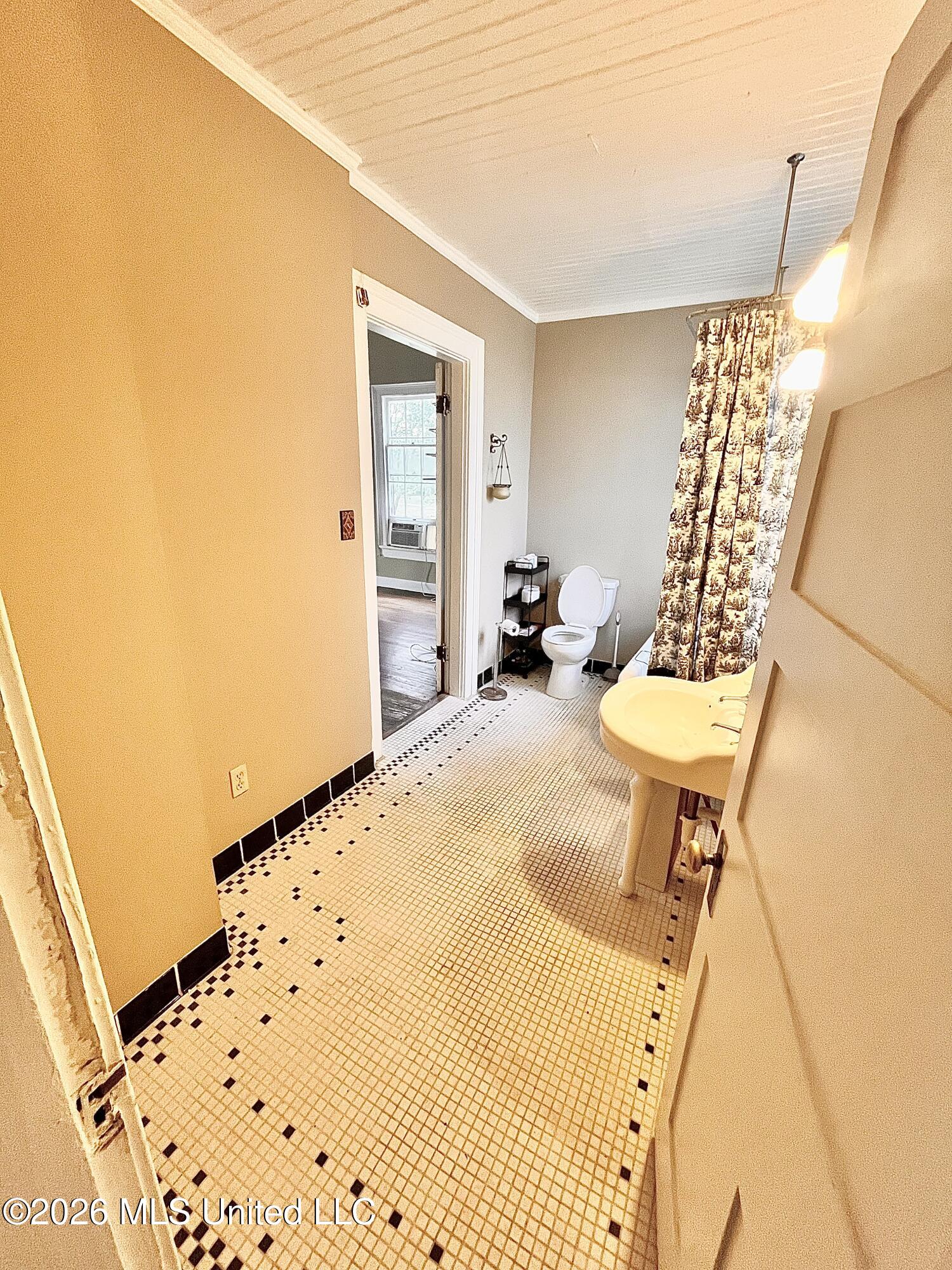 240 W Chulahoma Avenue