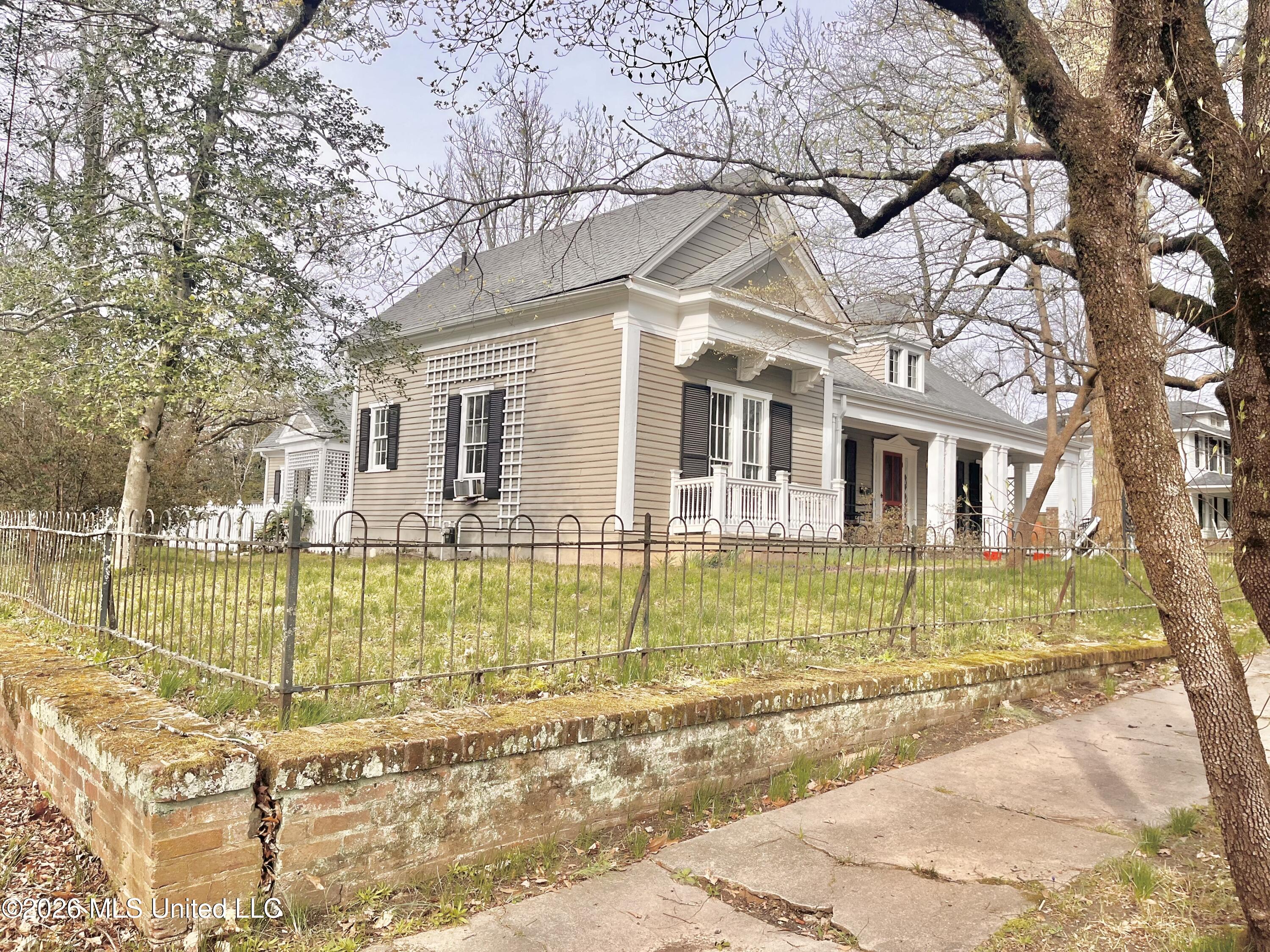 240 W Chulahoma Avenue