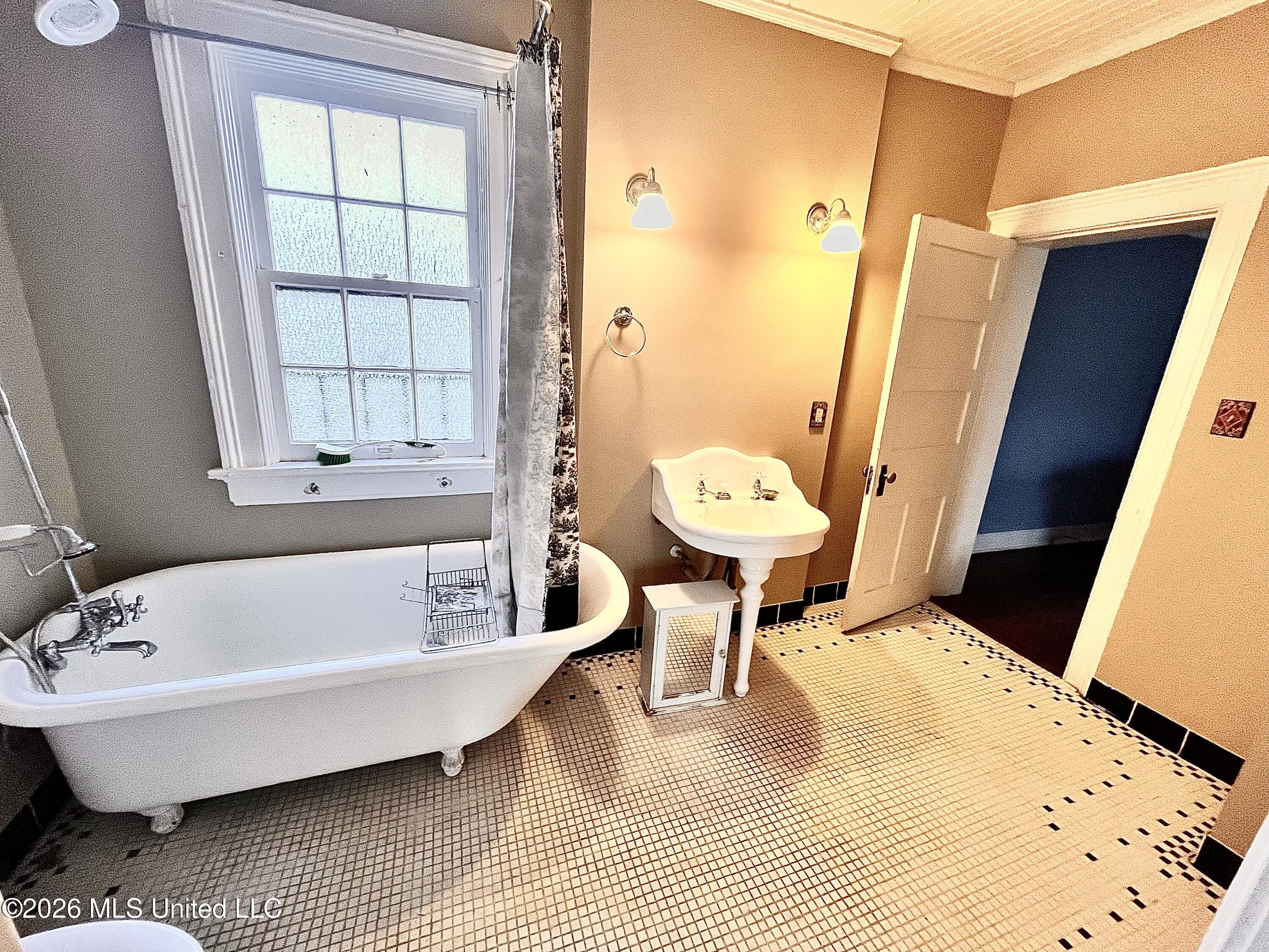 240 W Chulahoma Avenue