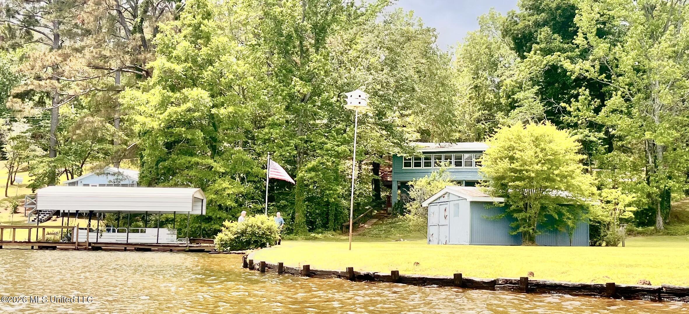318 Lake Shore