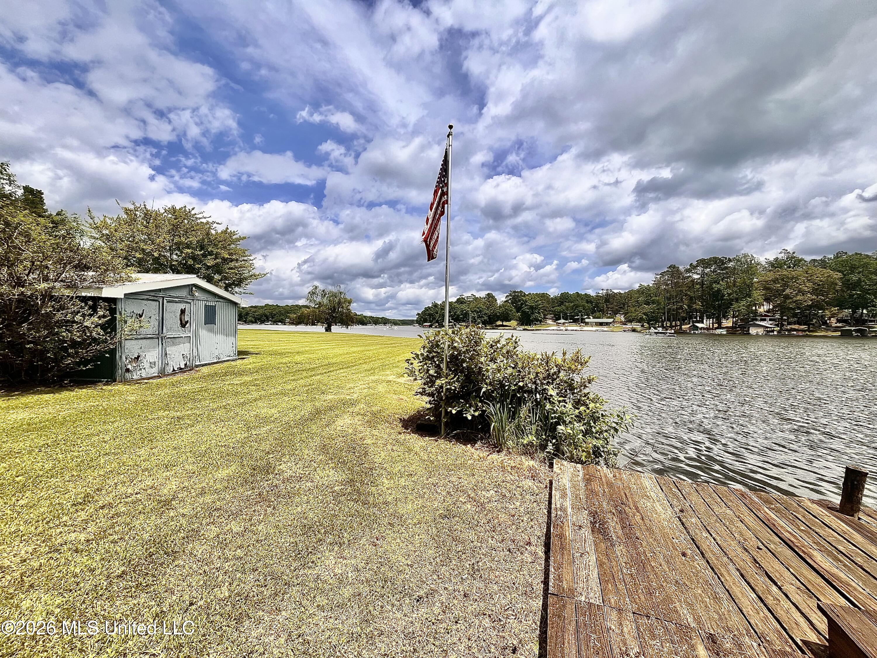 318 Lake Shore