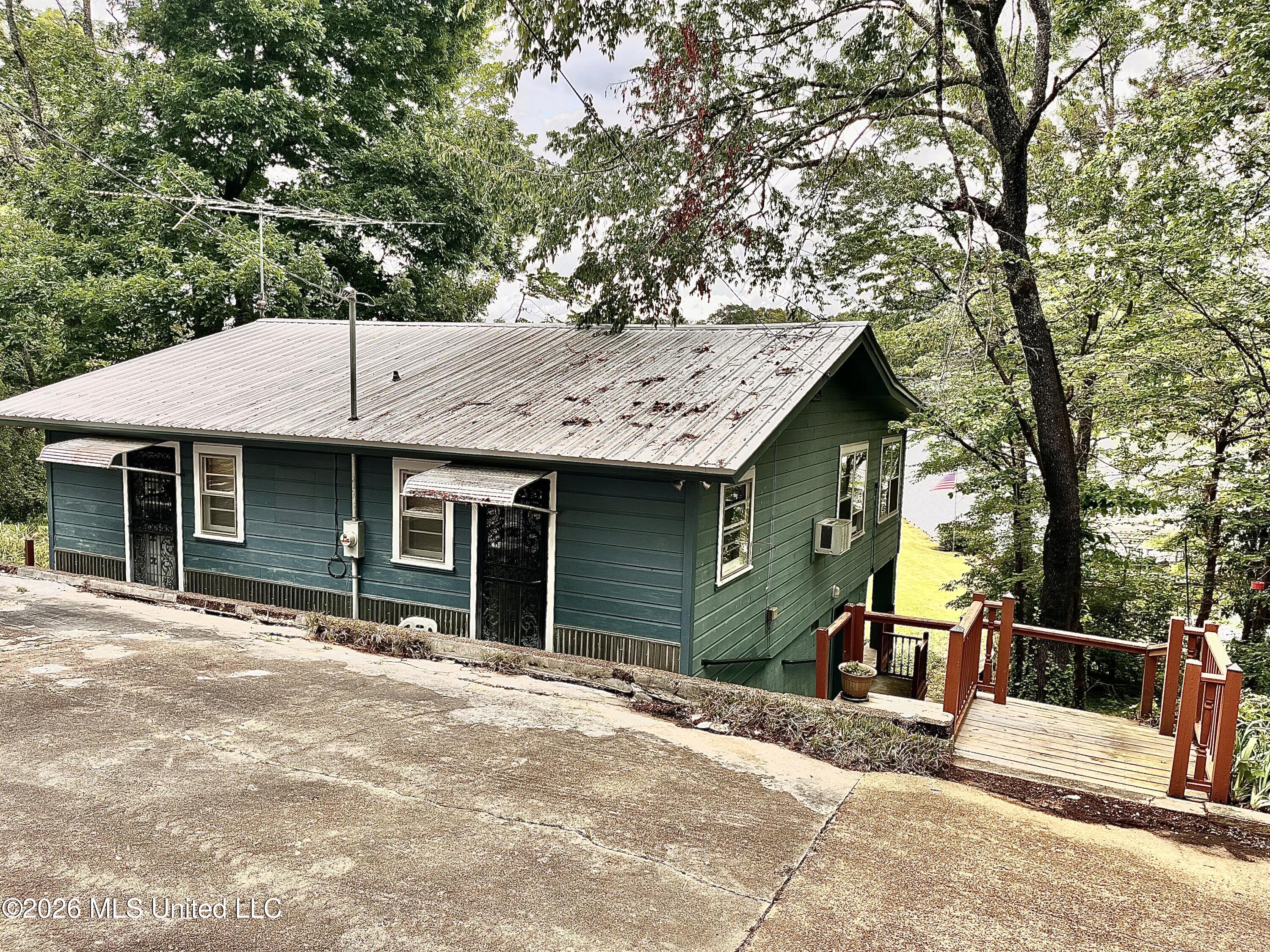 318 Lake Shore