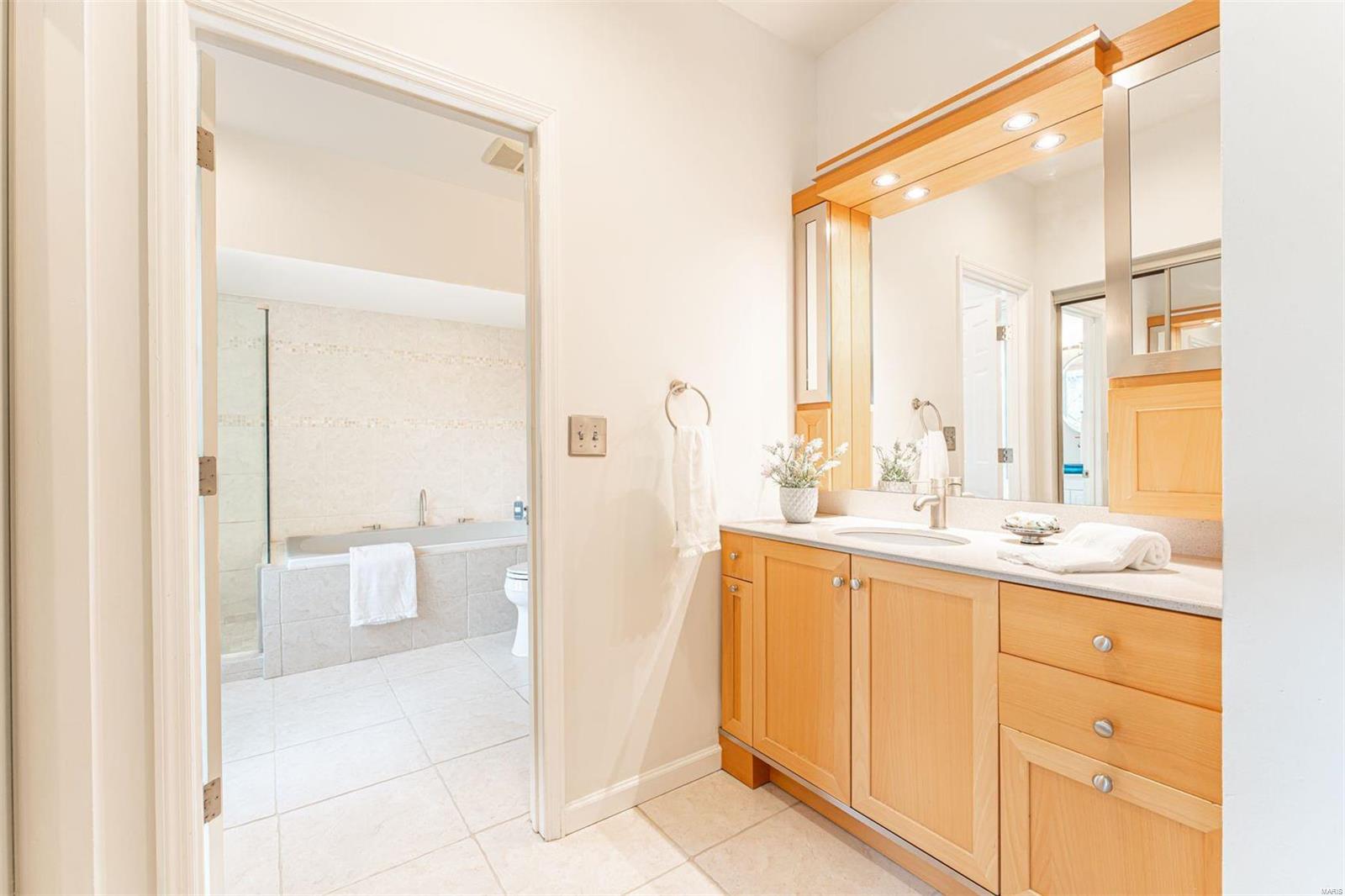 312 N Meramec Avenue Unit: 200