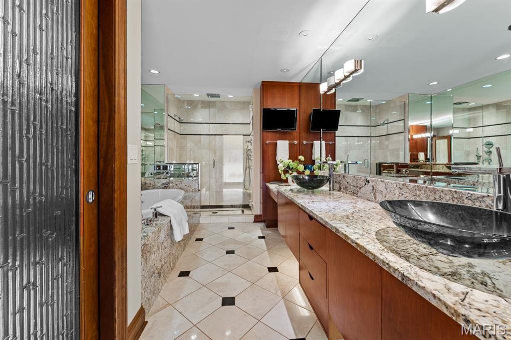 232 N Kingshighway Boulevard Unit: 1903