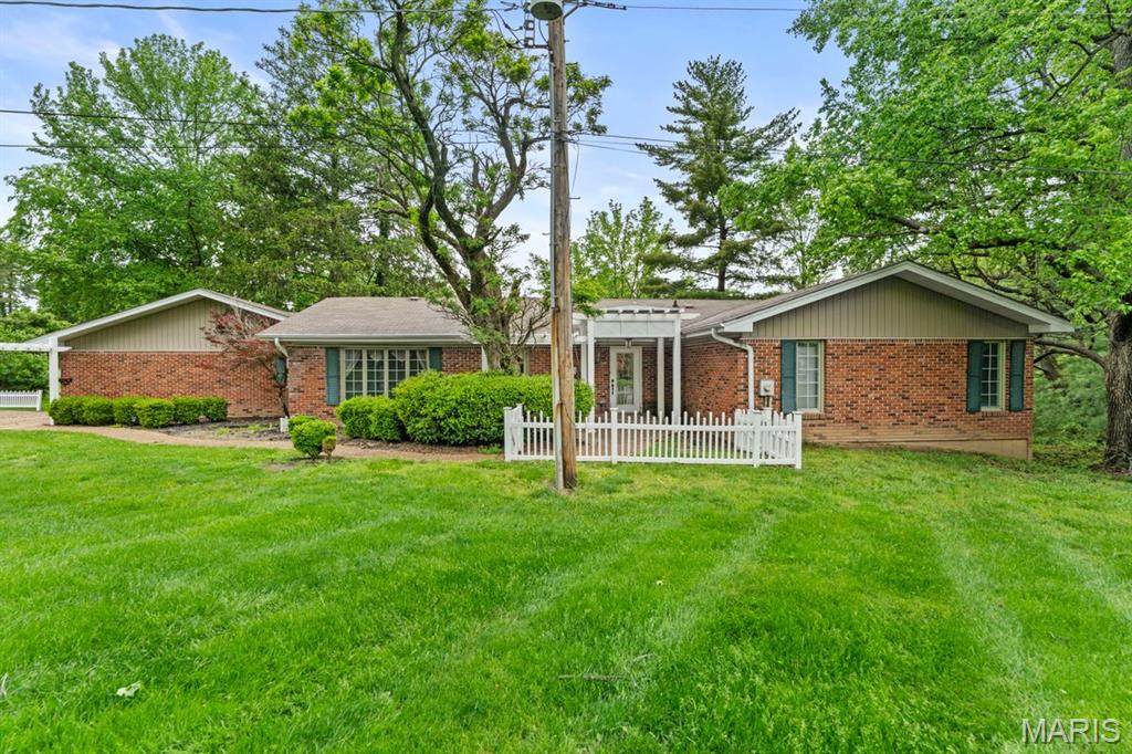 160 Ladue Pines Drive