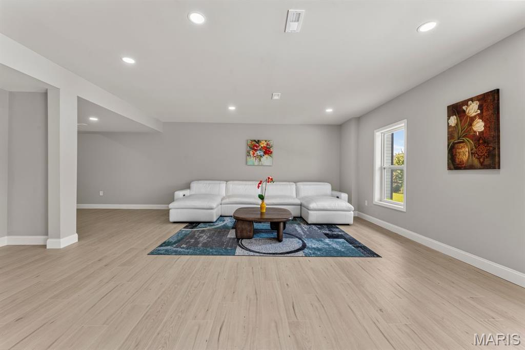 16936 Lake Meadow