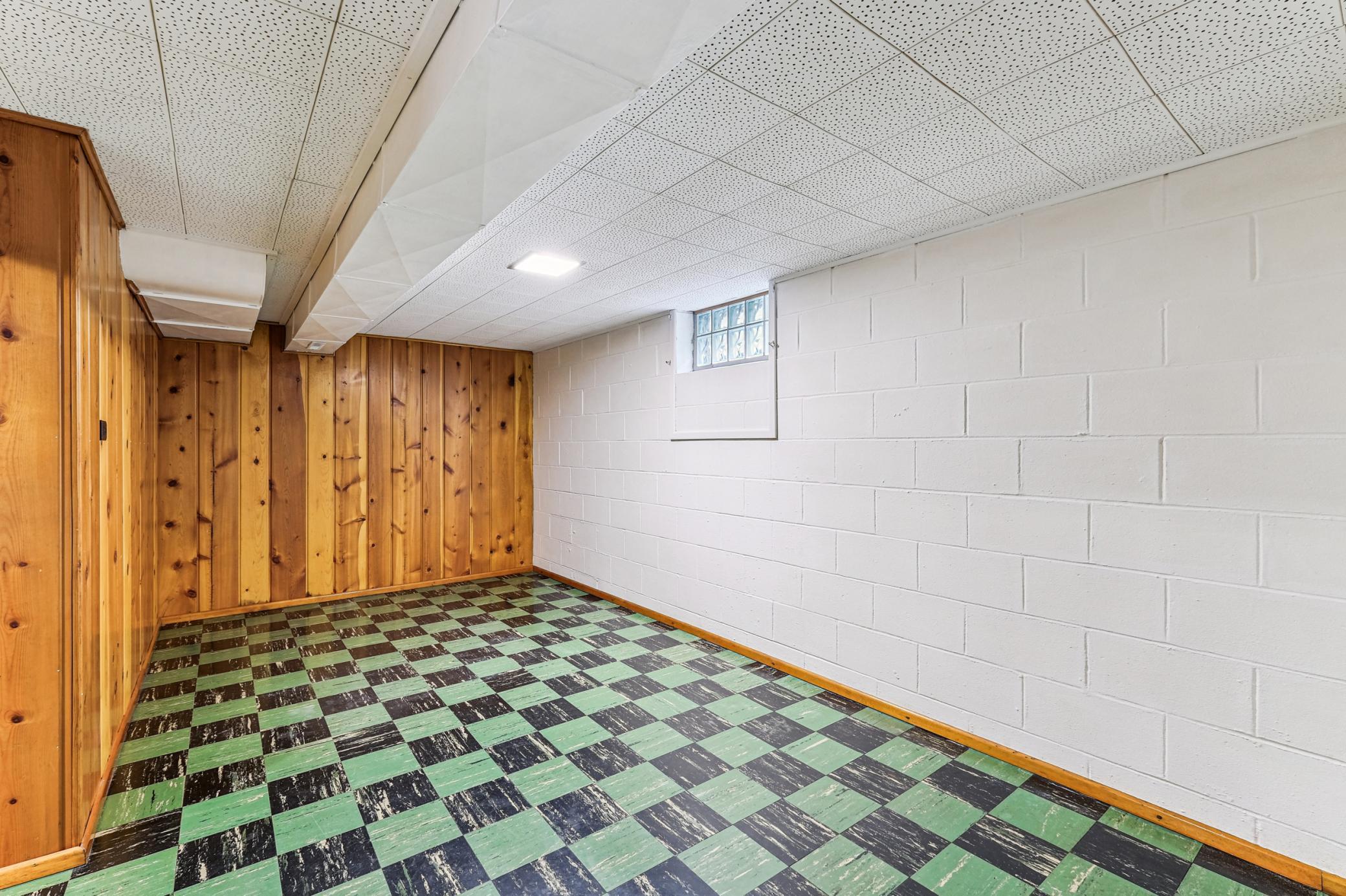 87 Hoyt Avenue W