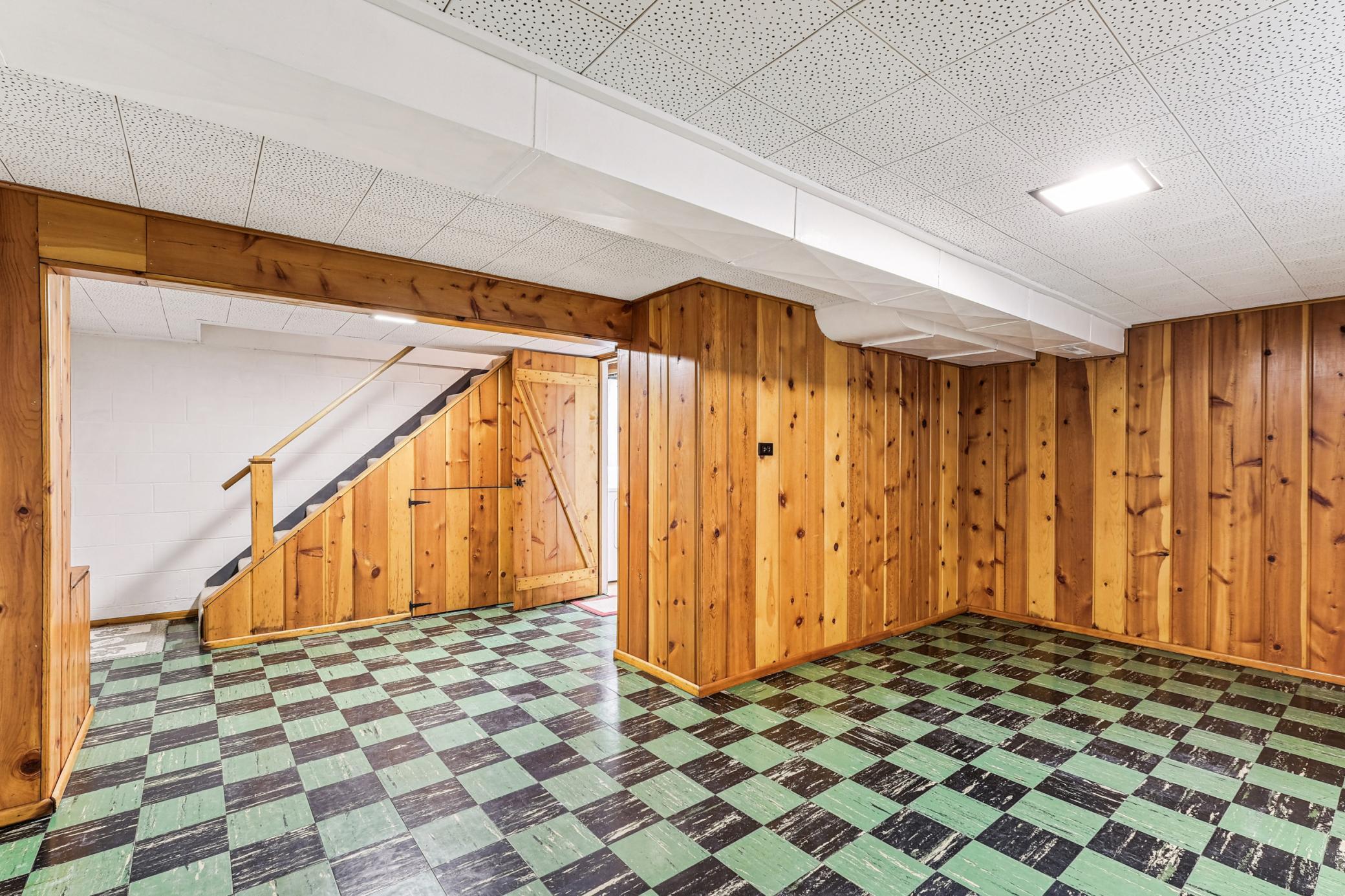 87 Hoyt Avenue W