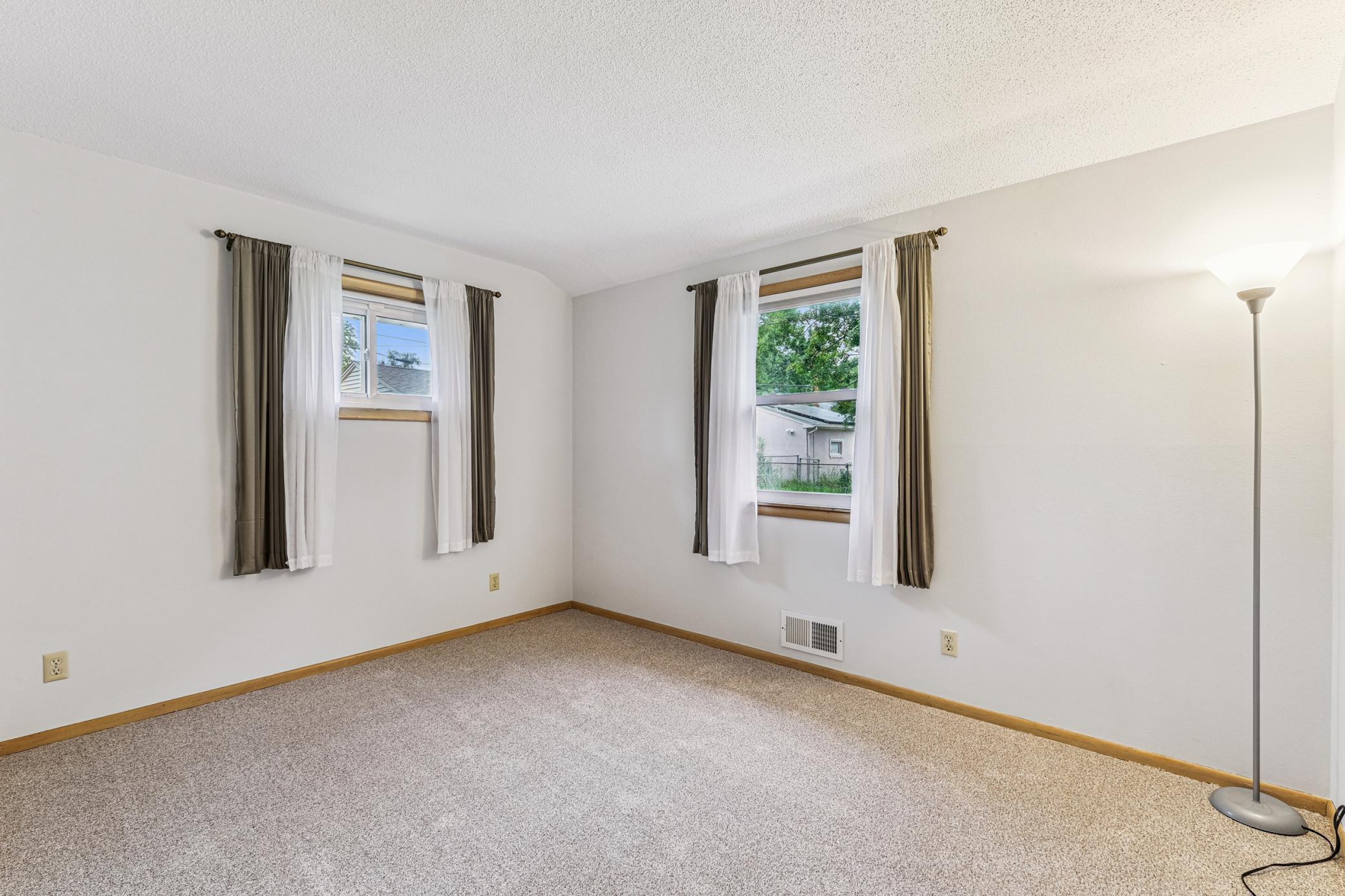 87 Hoyt Avenue W