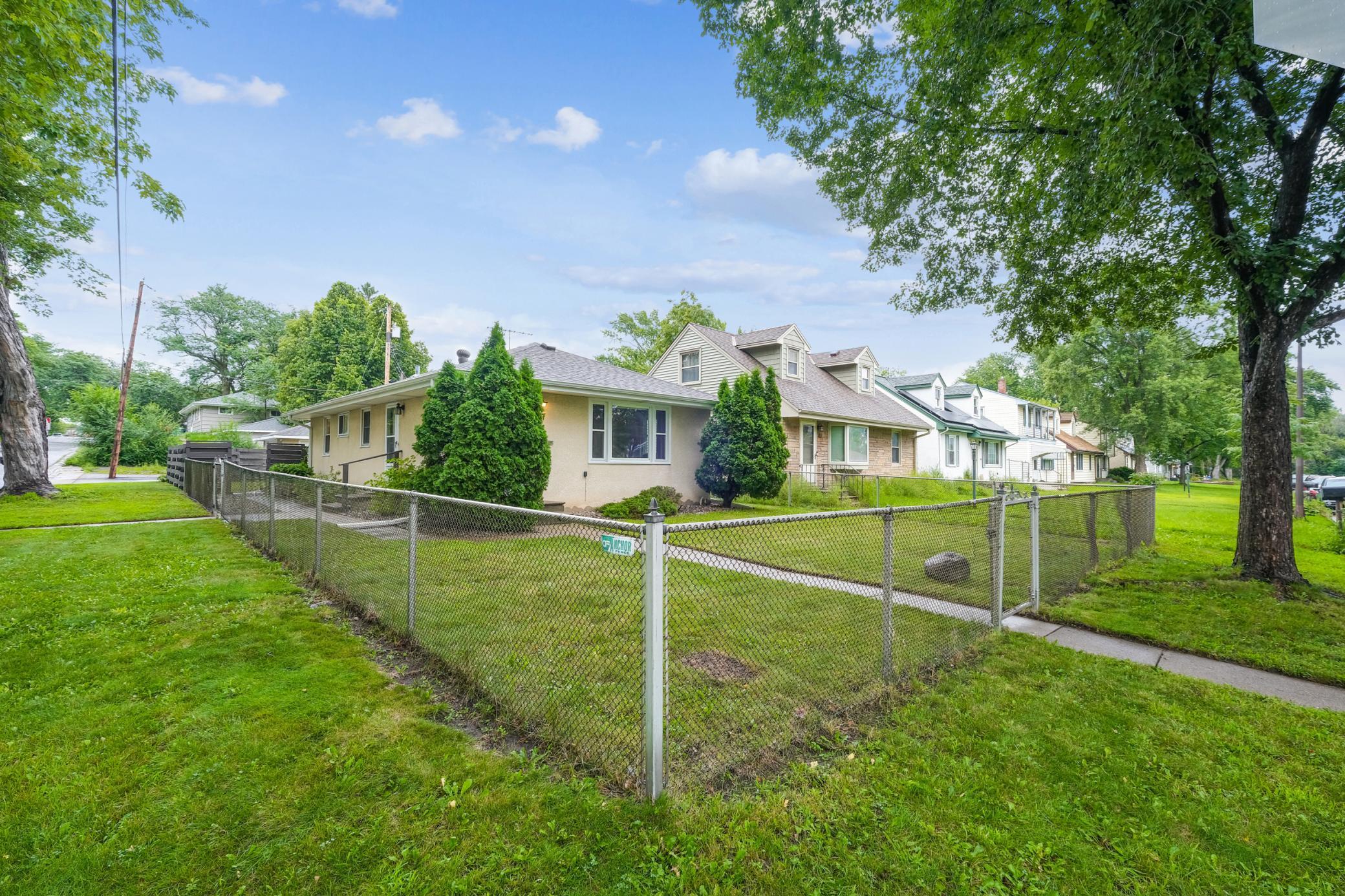 87 Hoyt Avenue W