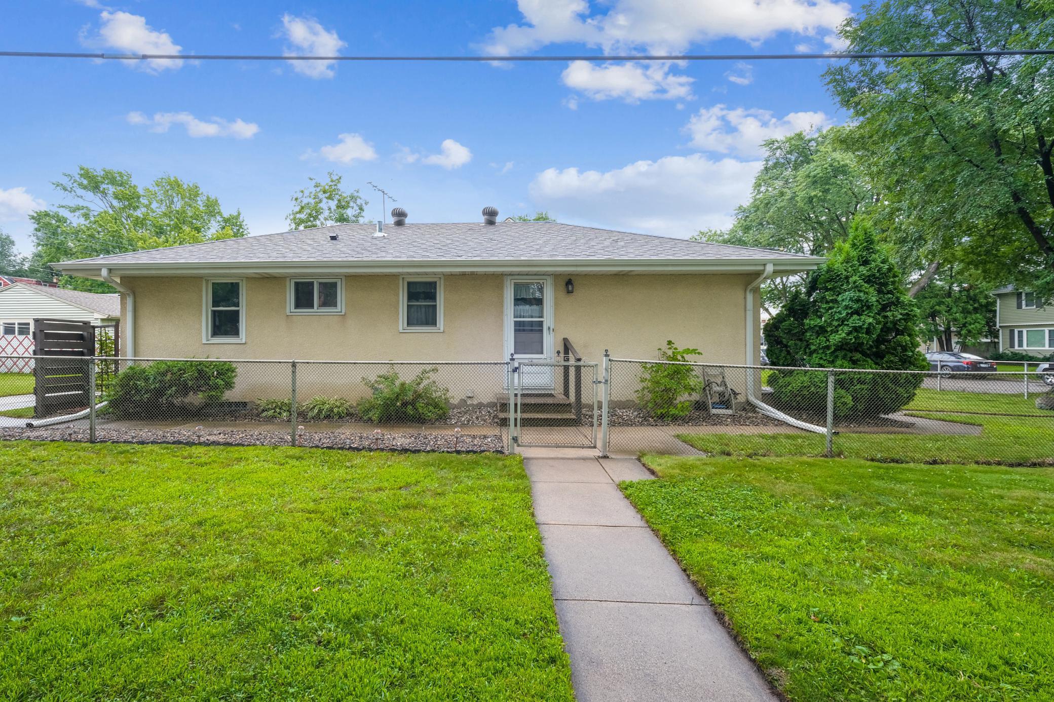 87 Hoyt Avenue W