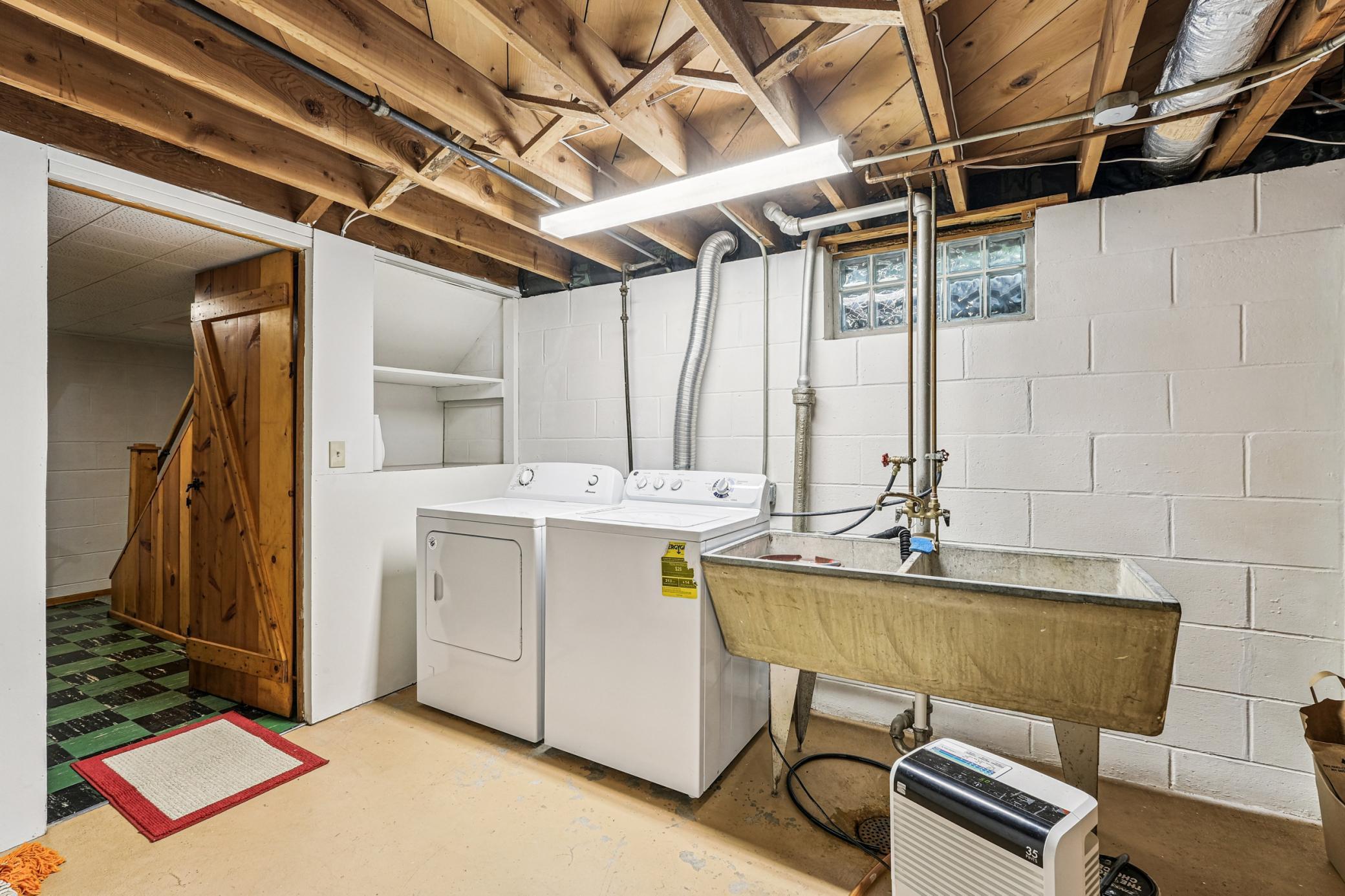 87 Hoyt Avenue W