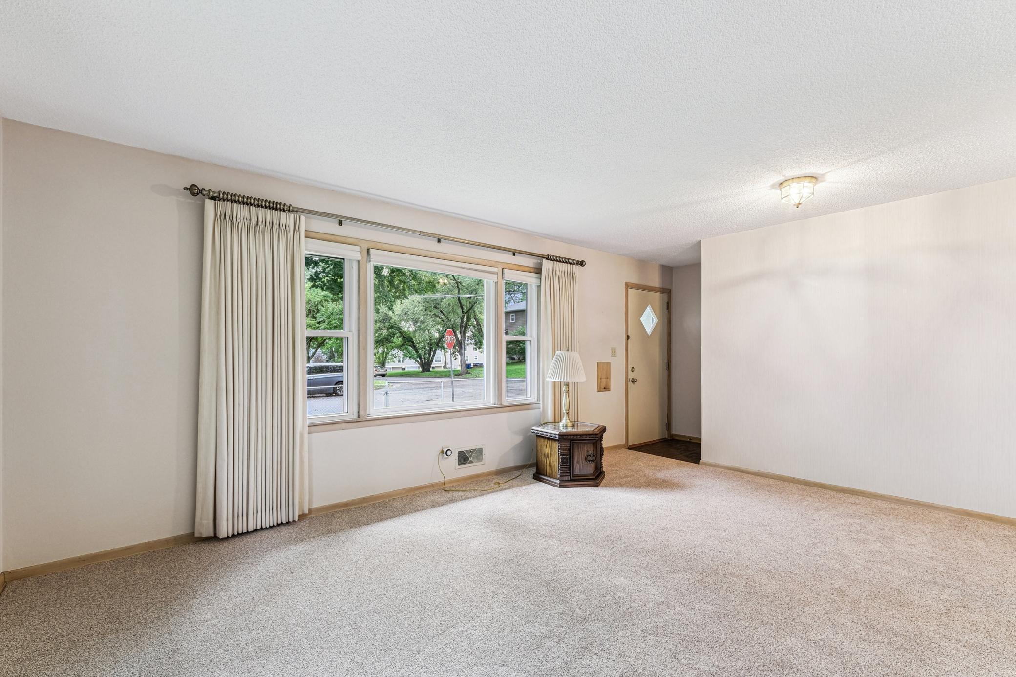 87 Hoyt Avenue W