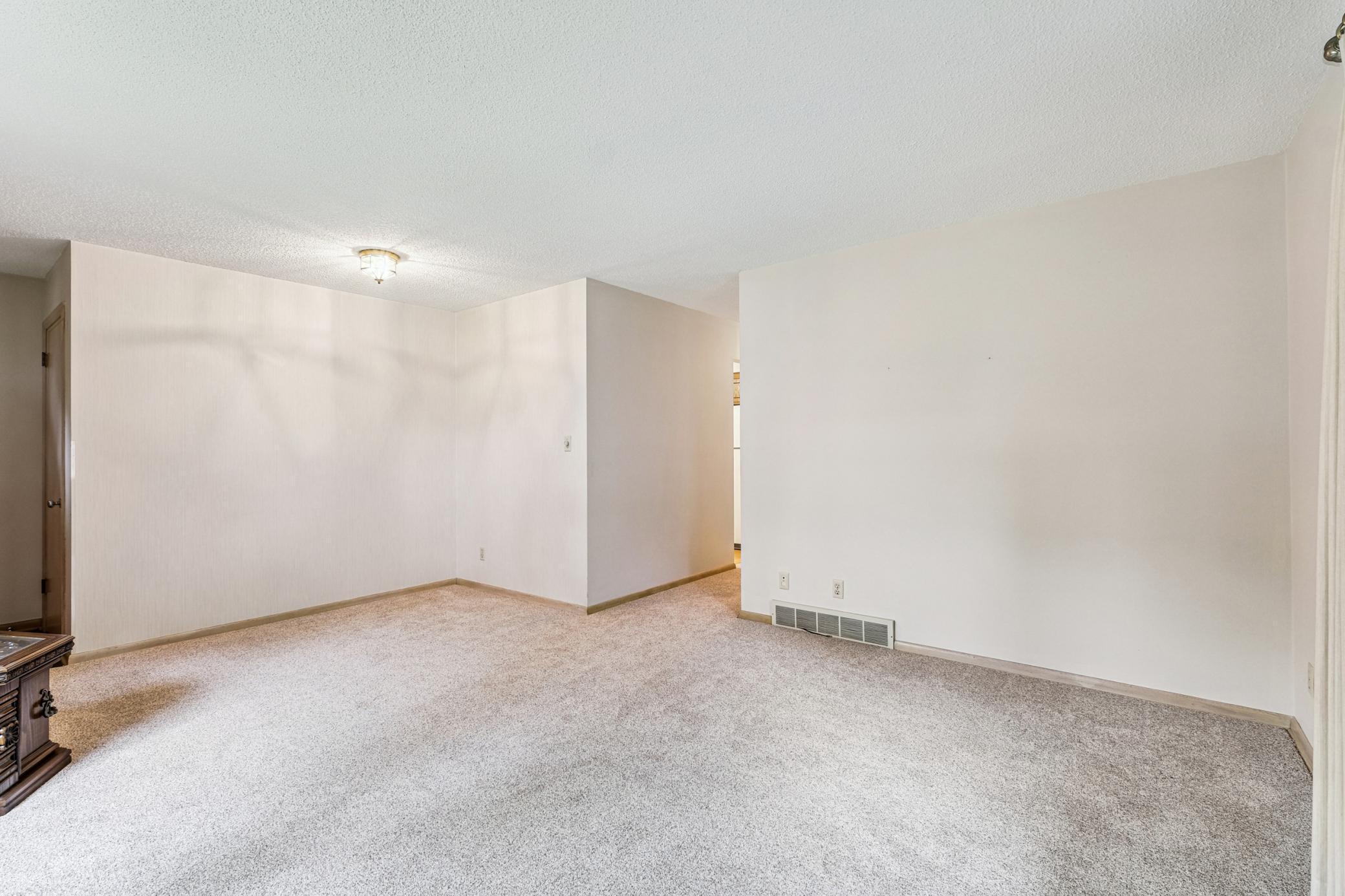 87 Hoyt Avenue W