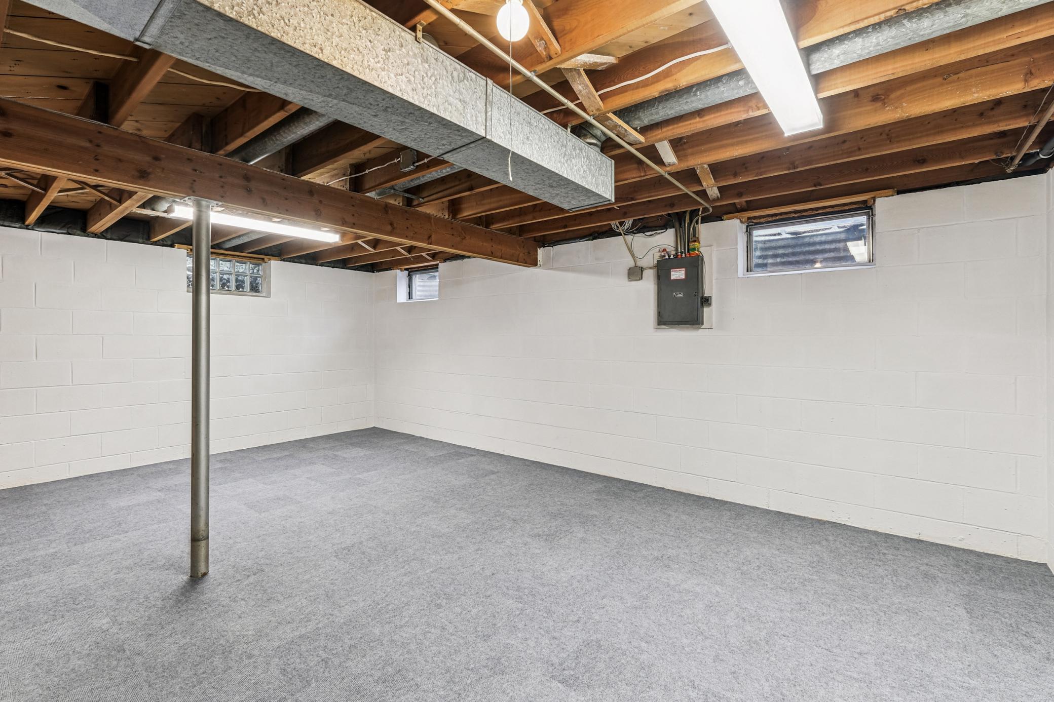 87 Hoyt Avenue W