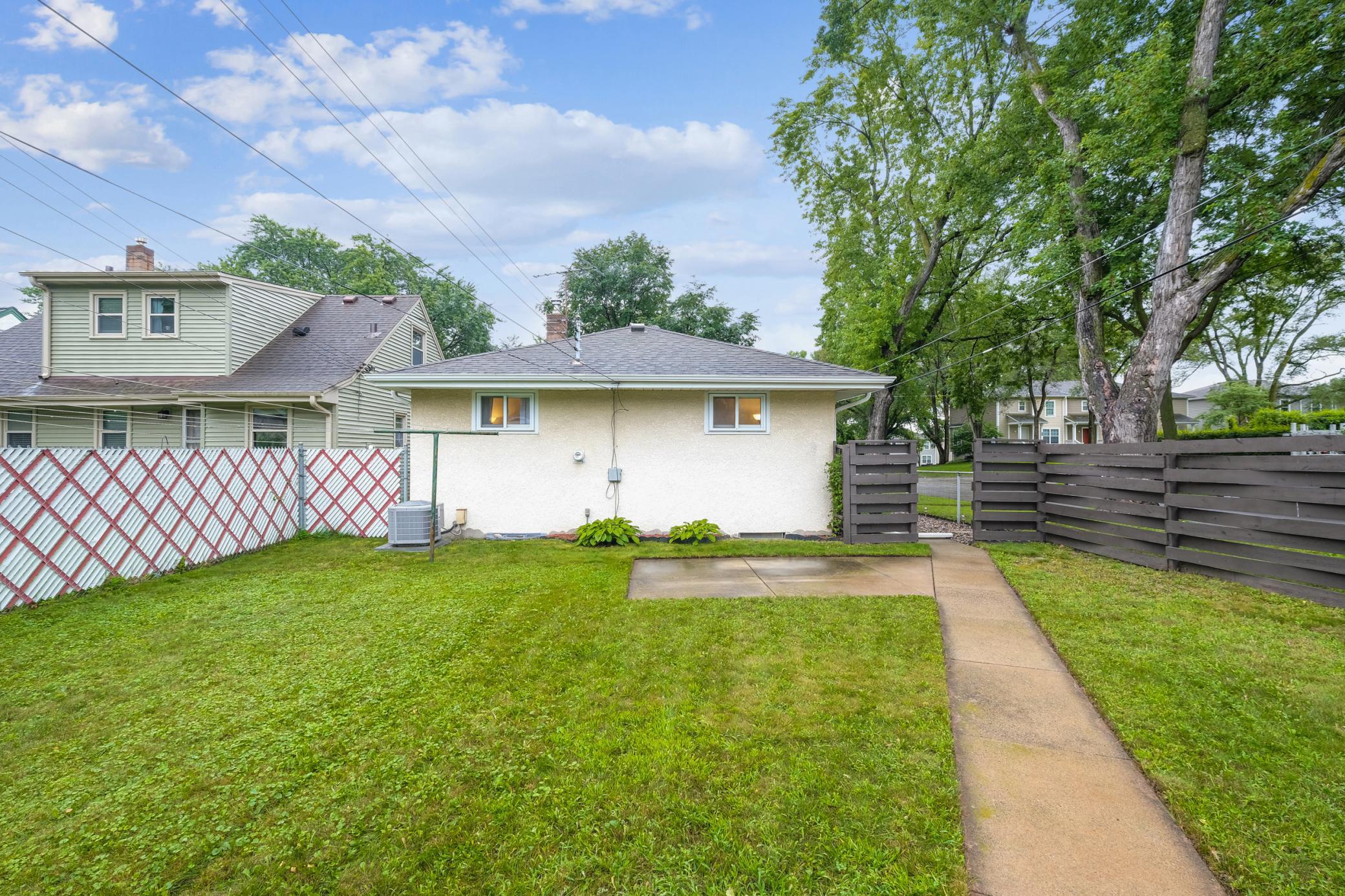 87 Hoyt Avenue W