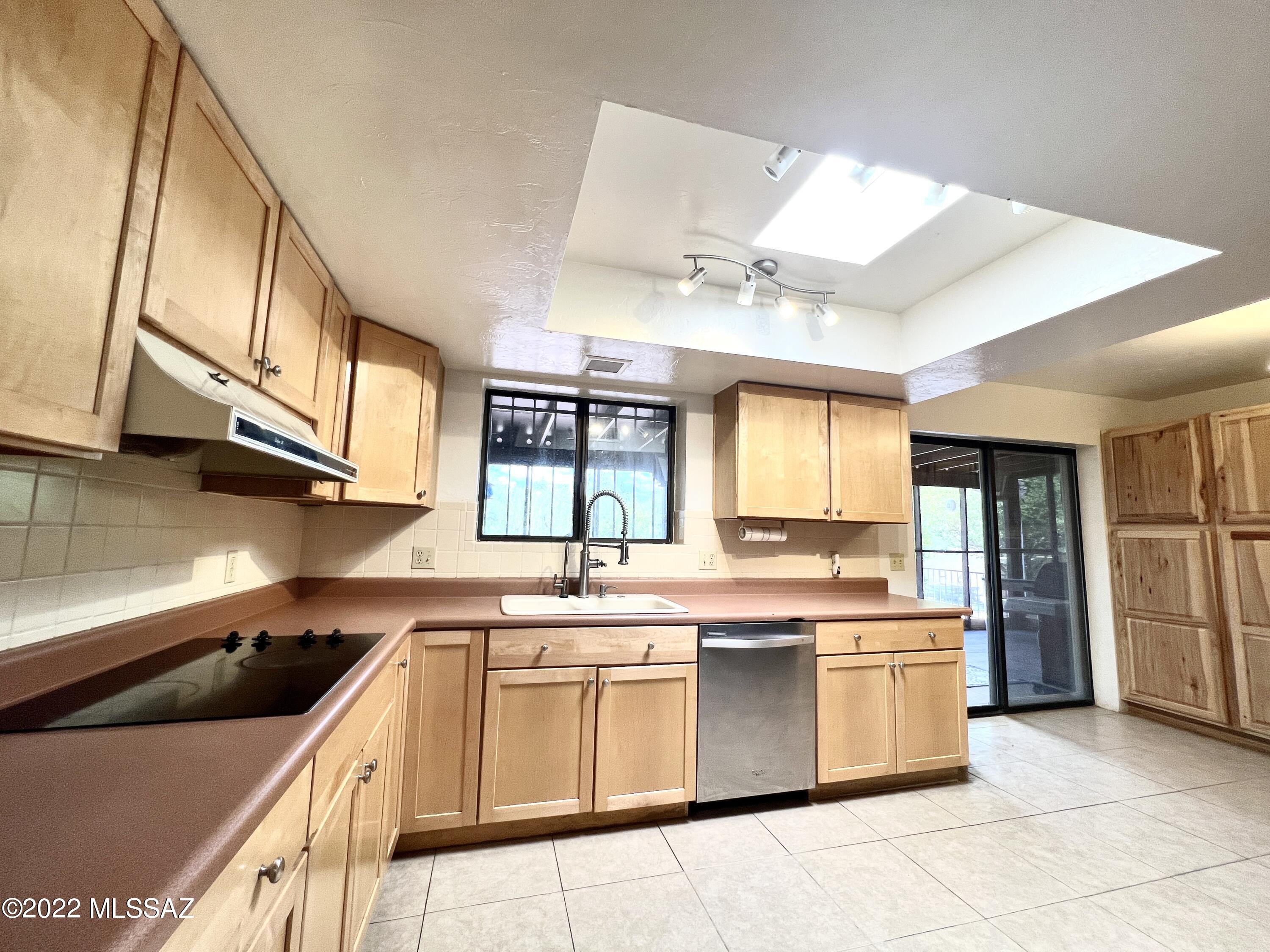 902 W Calle De Marzo