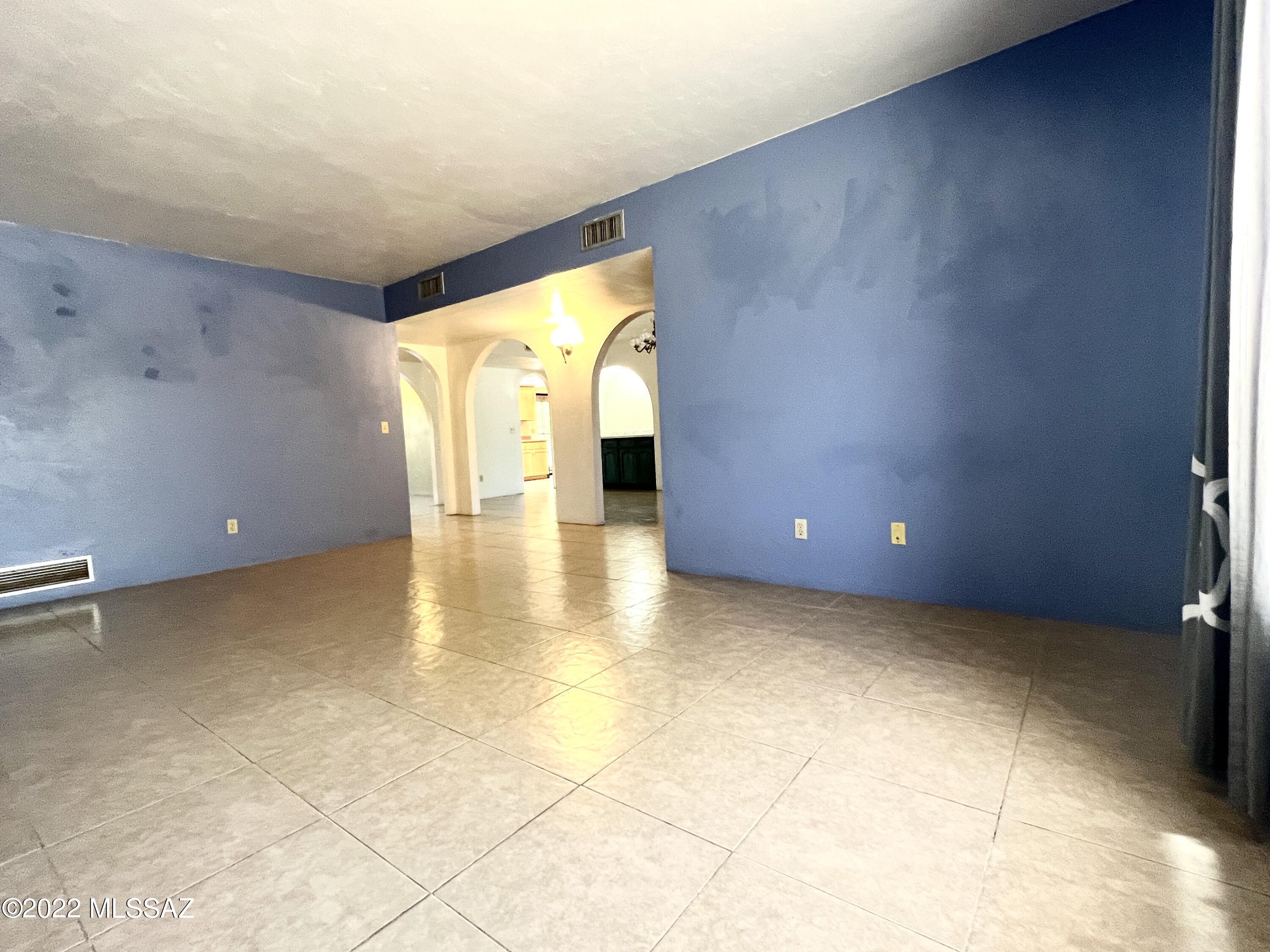 902 W Calle De Marzo