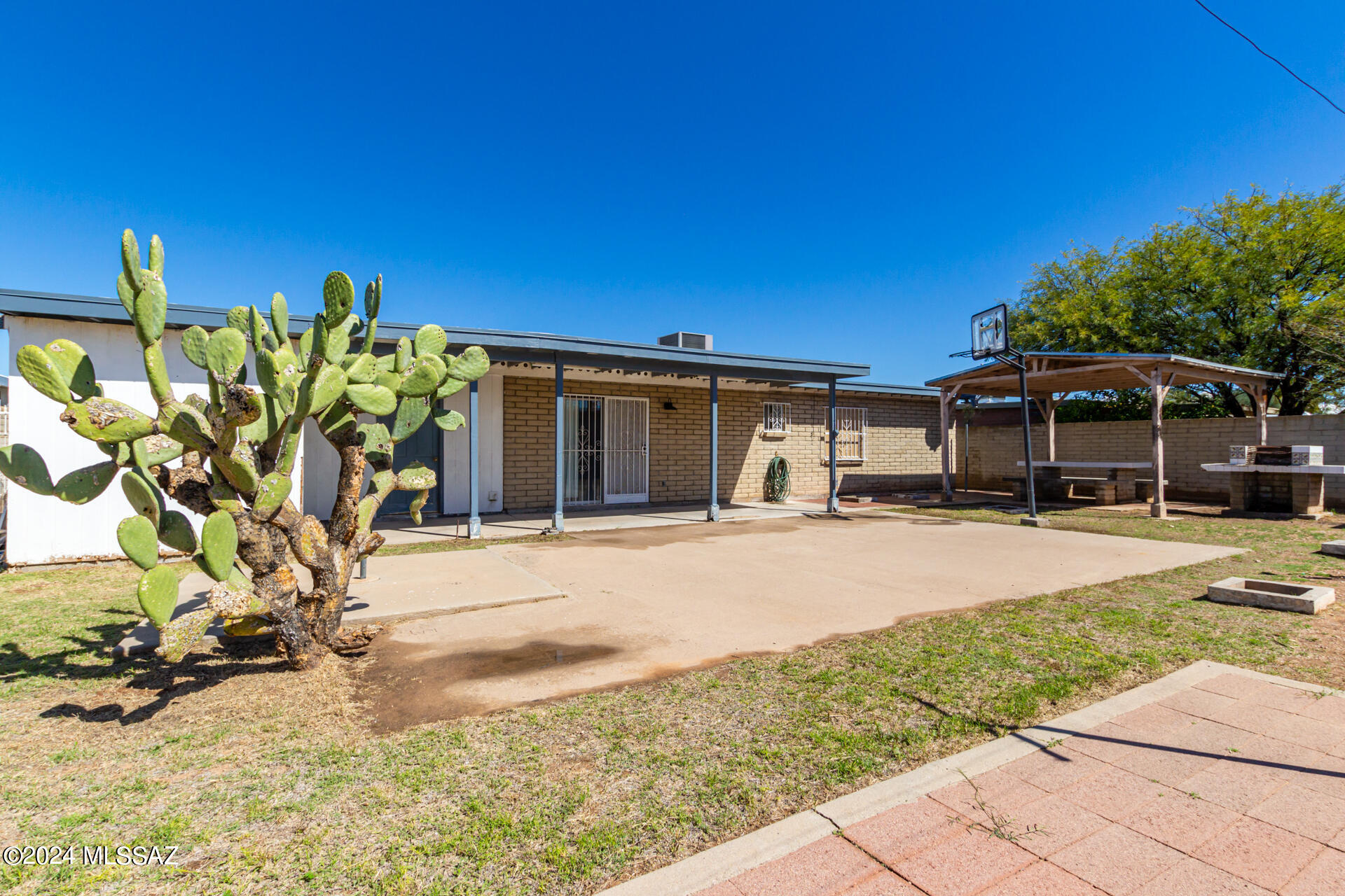 2212 E Minorka Street