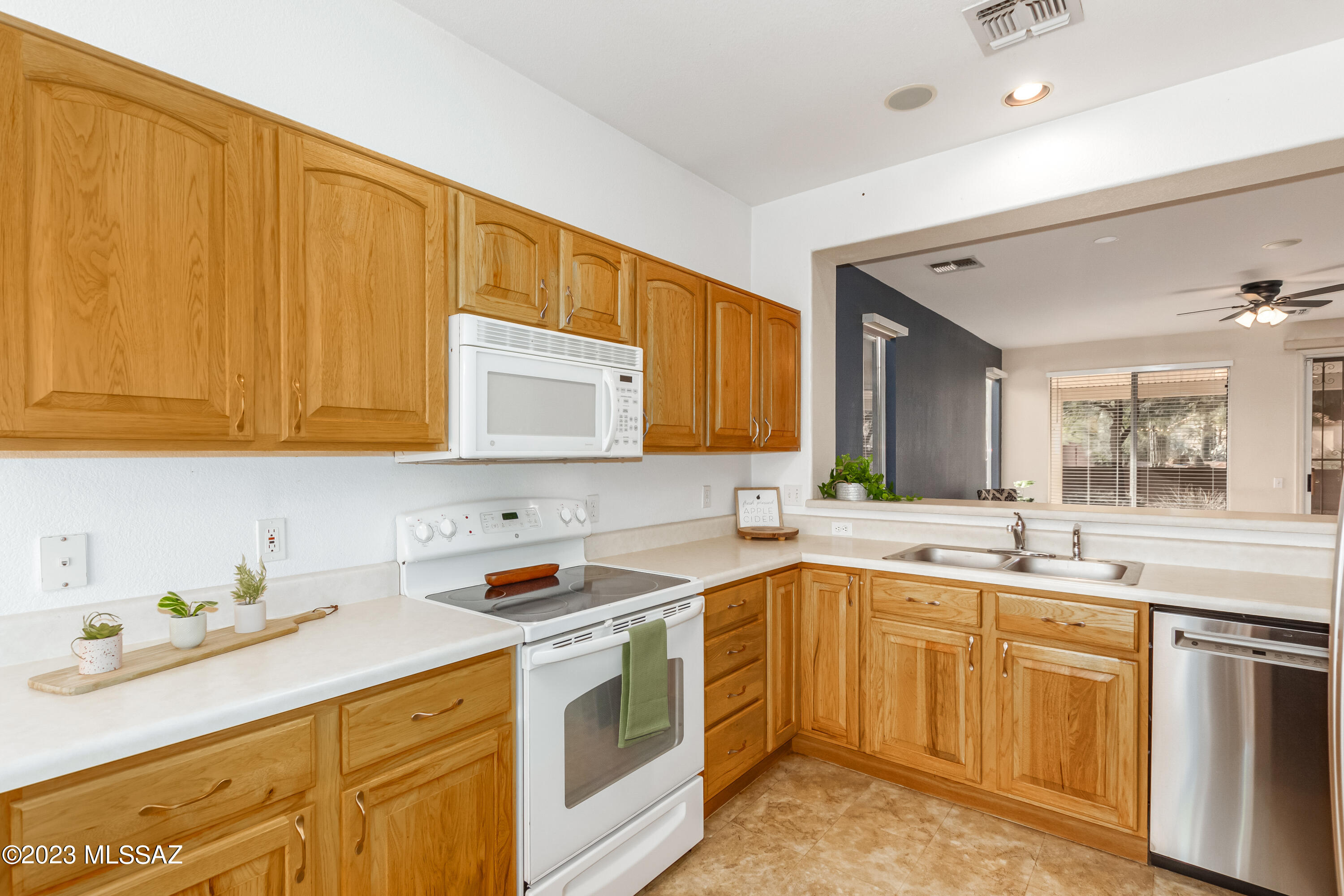 9253 N Twinkling Shadows Way