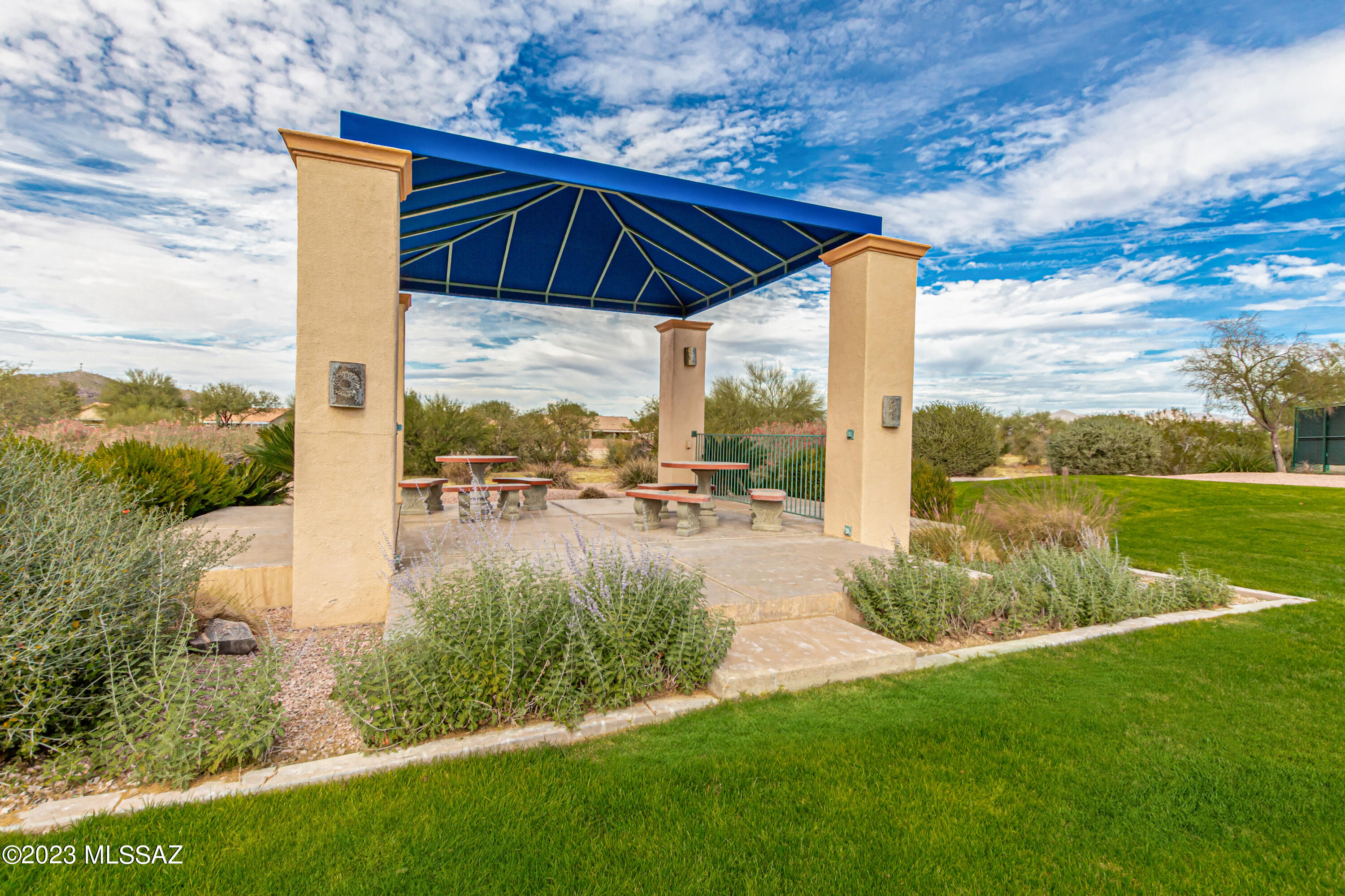 9253 N Twinkling Shadows Way