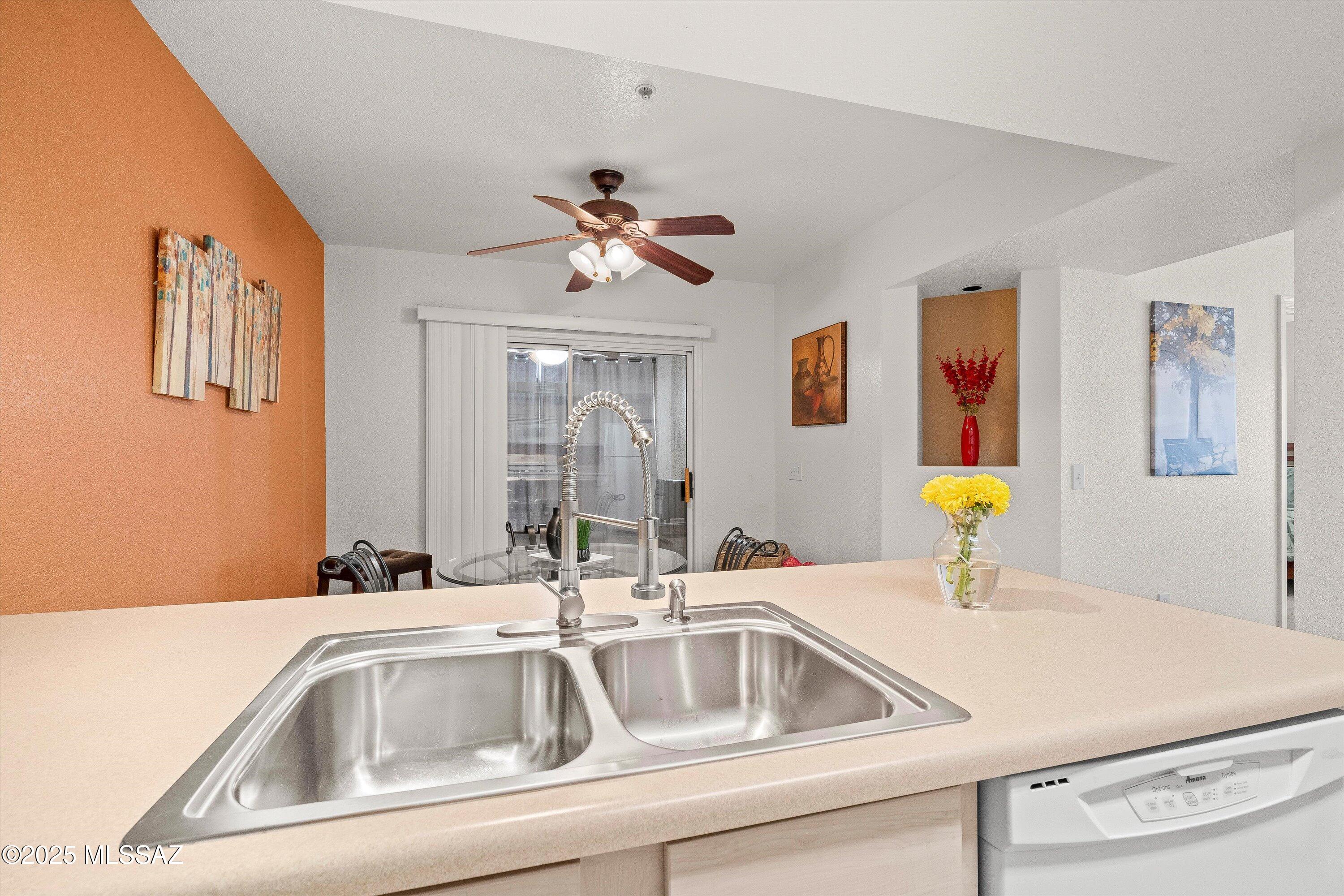 1557 N Paseo La Tinaja