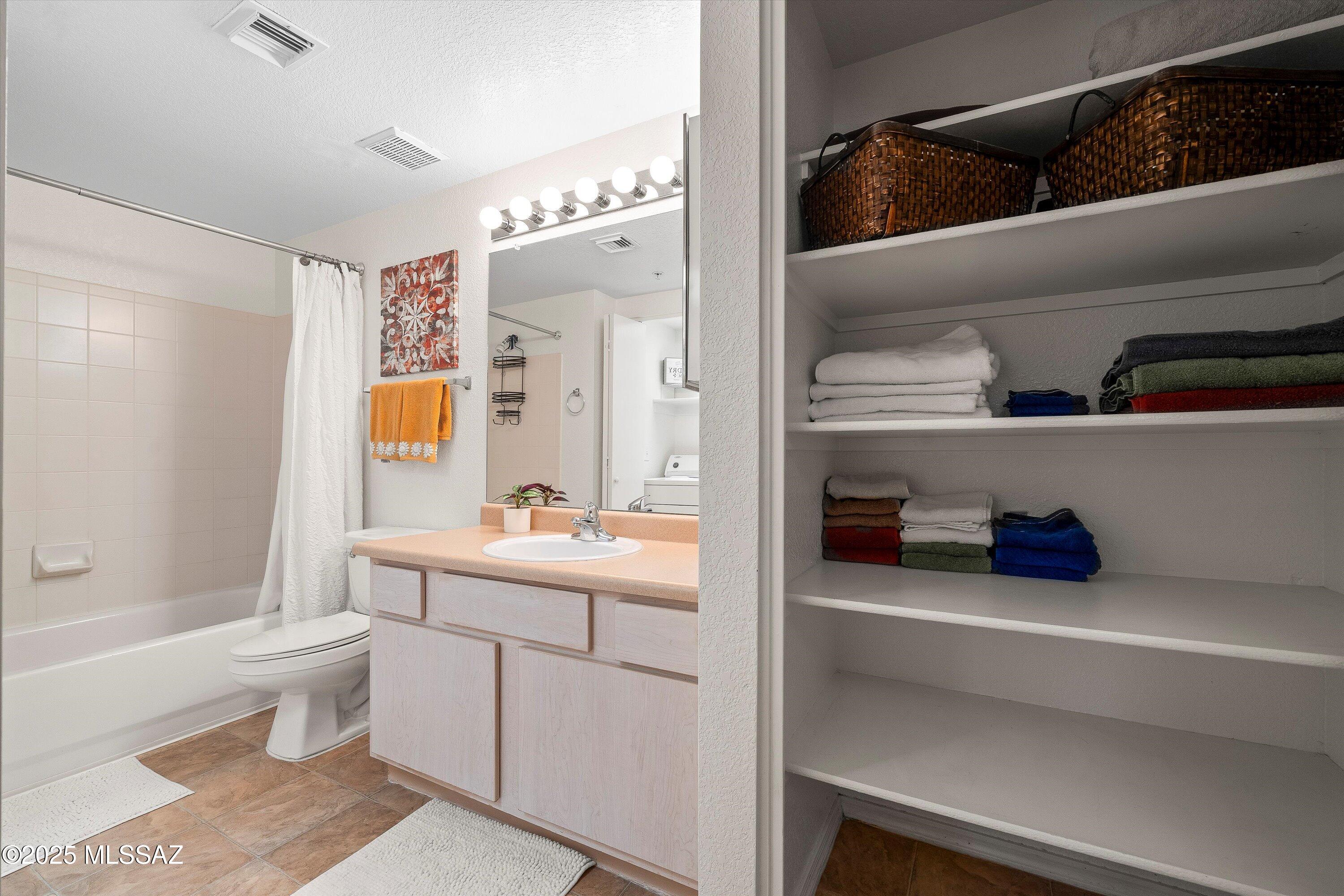 1557 N Paseo La Tinaja