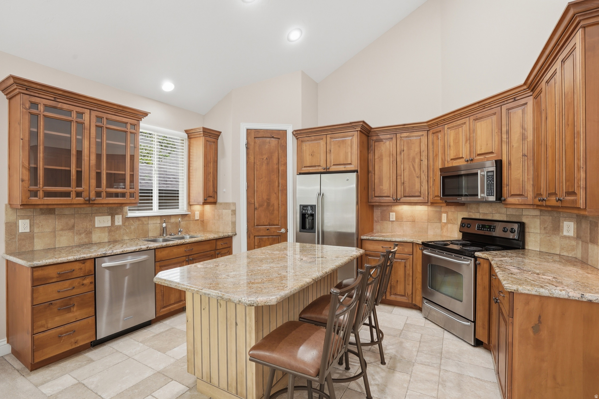 1832 E PEYTON CT