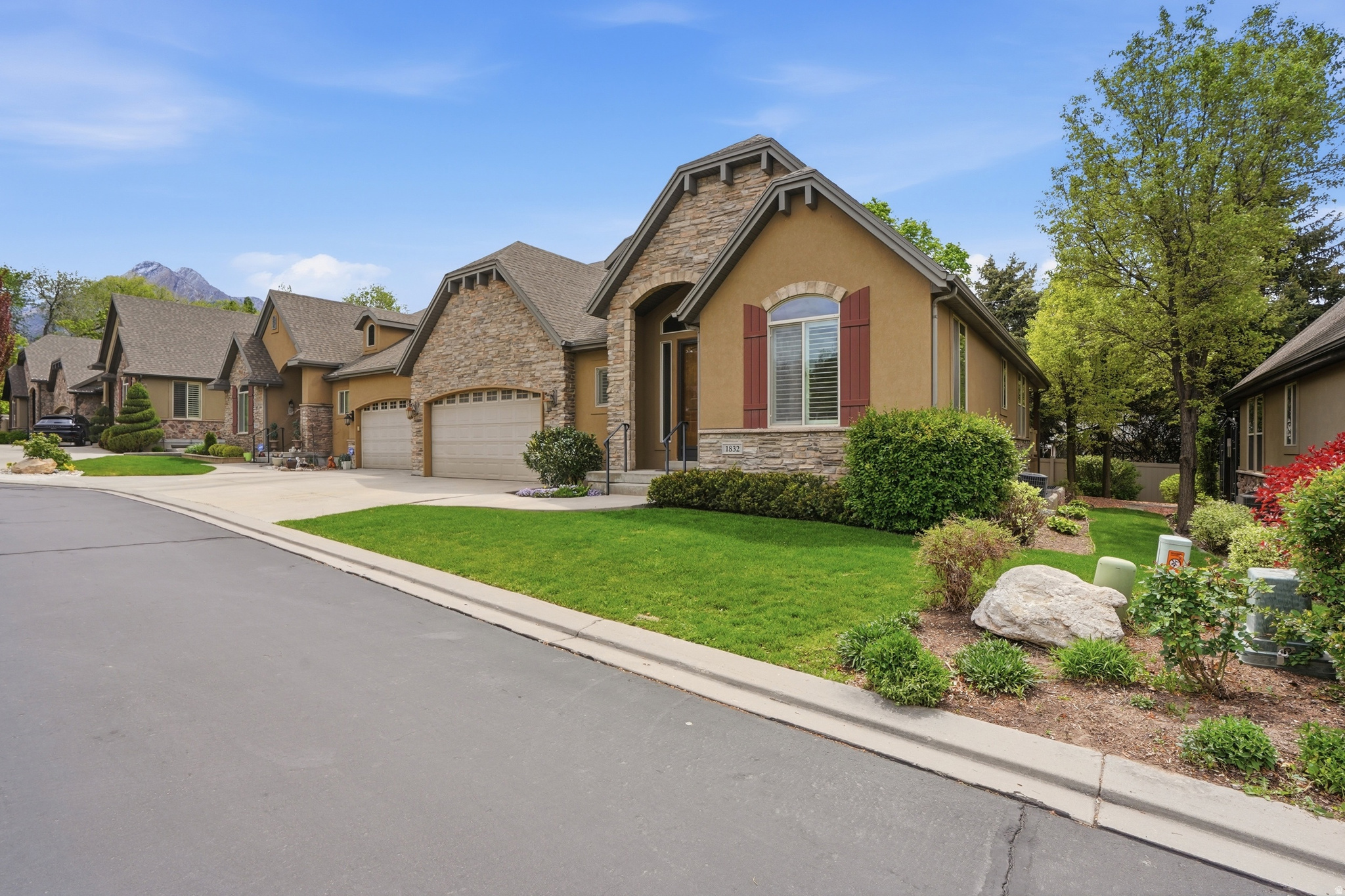 1832 E PEYTON CT